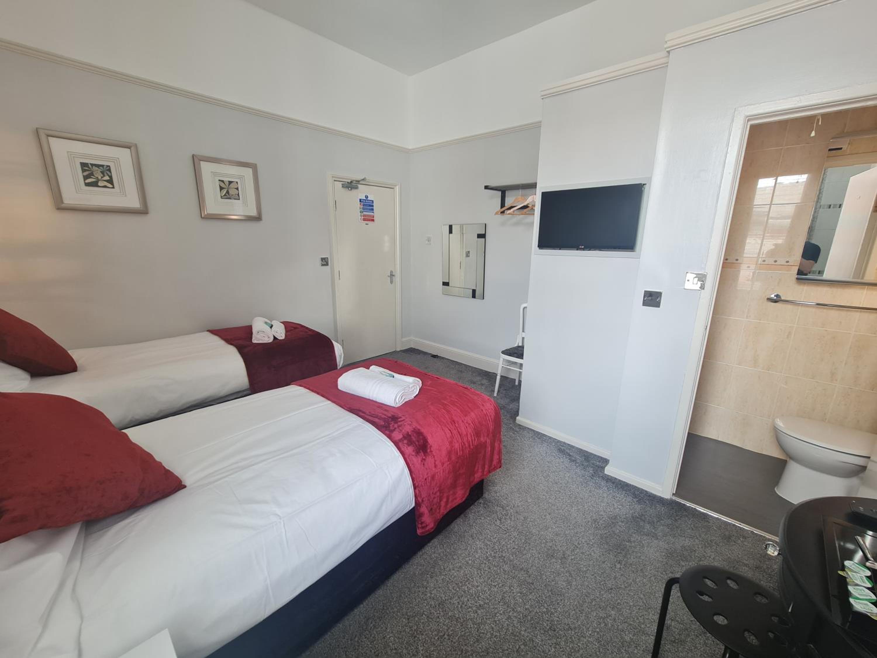Room 4 - First Floor - En-suite Twin /Double Room photo 2