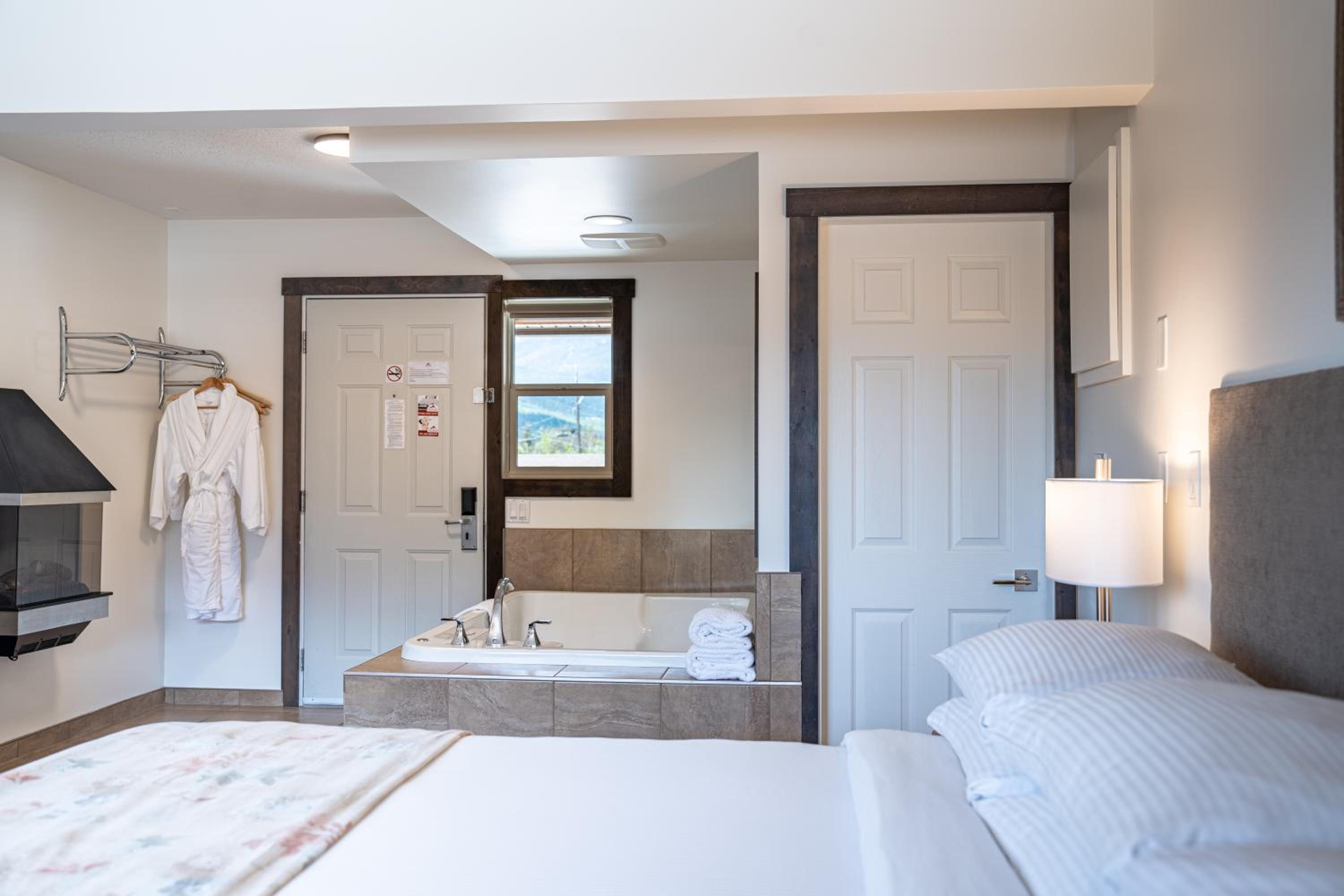 King Room with Spa Bath Non-Pet Friendly - Photo 2