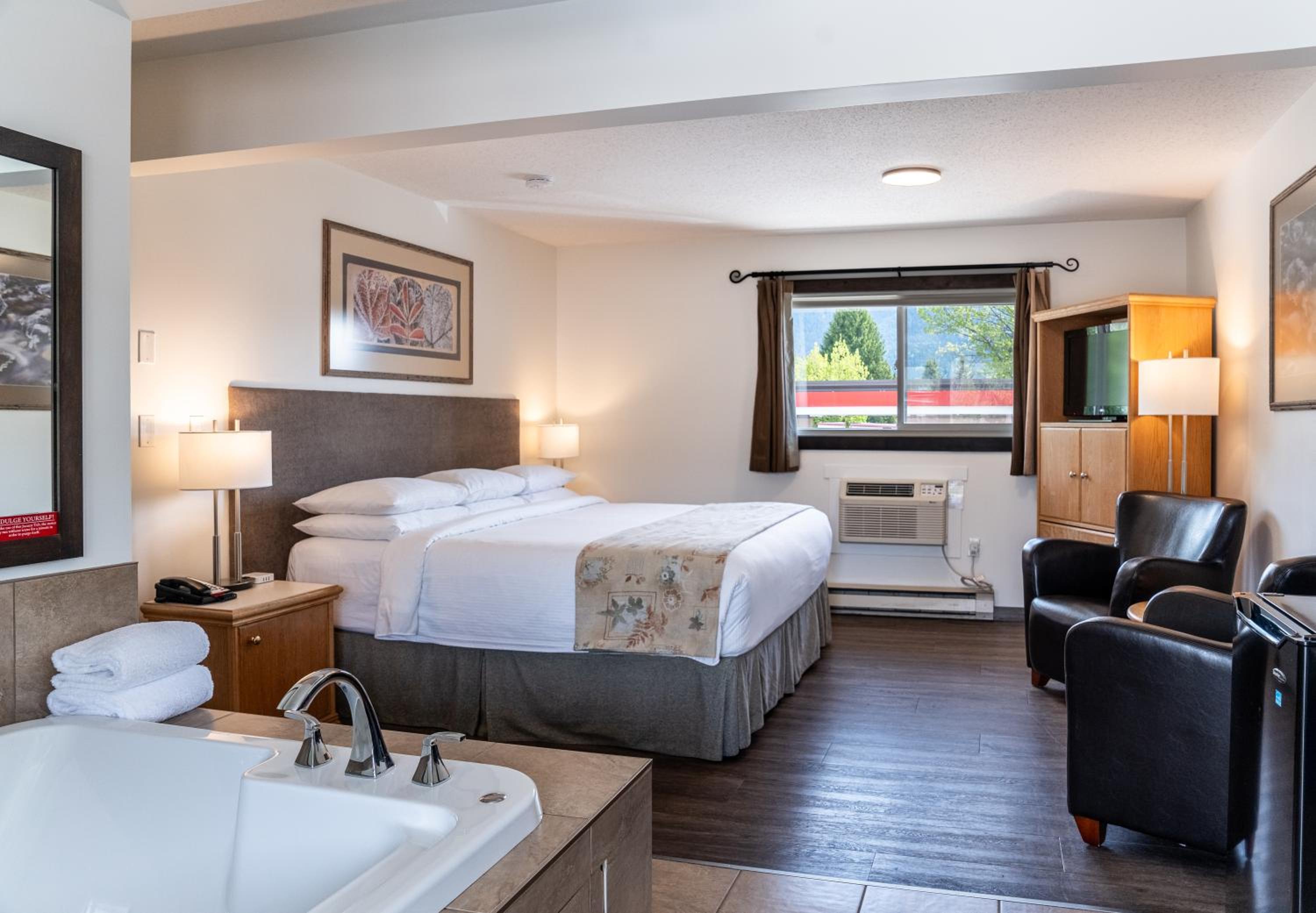 King Room with Spa Bath Non-Pet Friendly - Photo 1