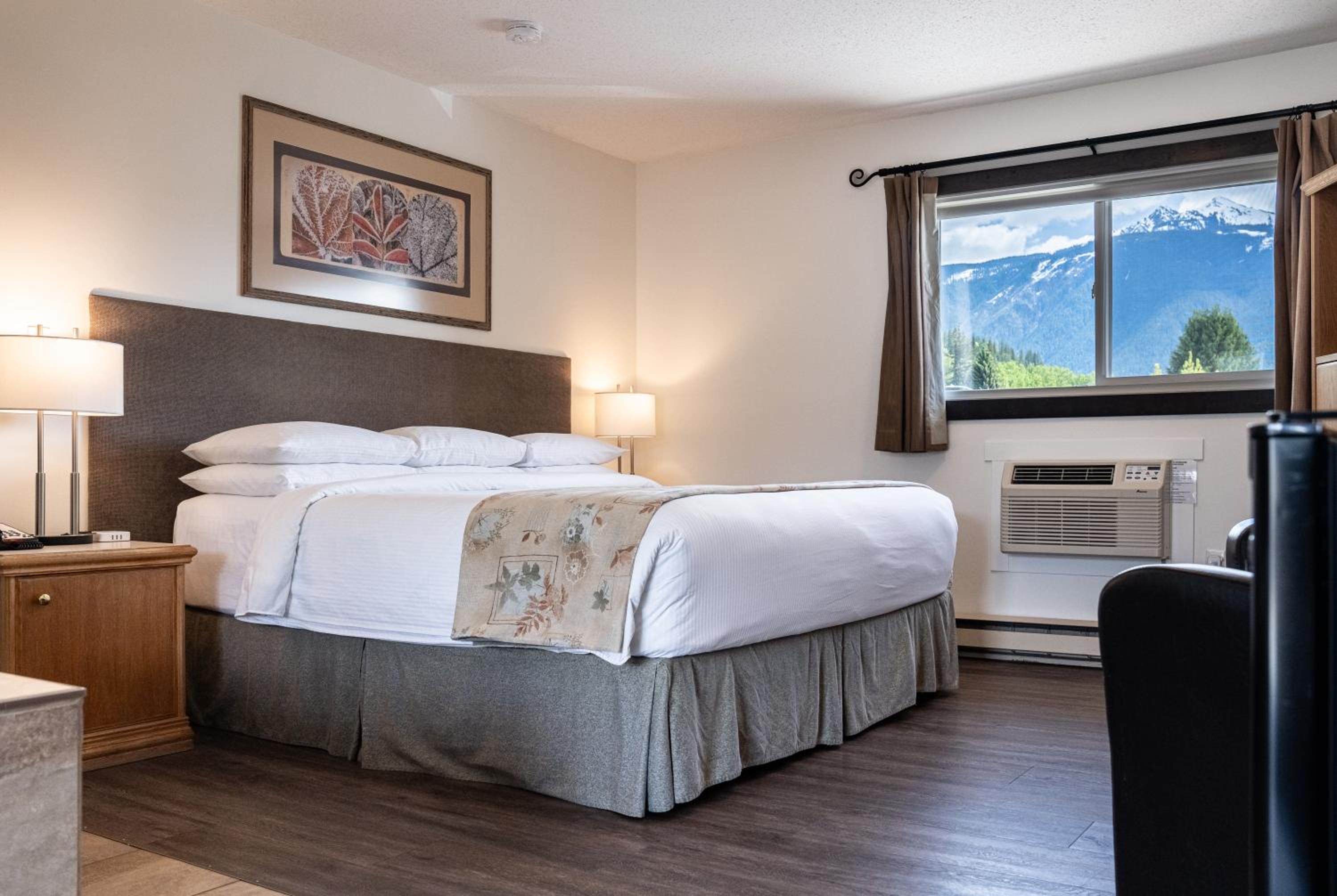 King Room with Spa Bath Non-Pet Friendly - Photo 3