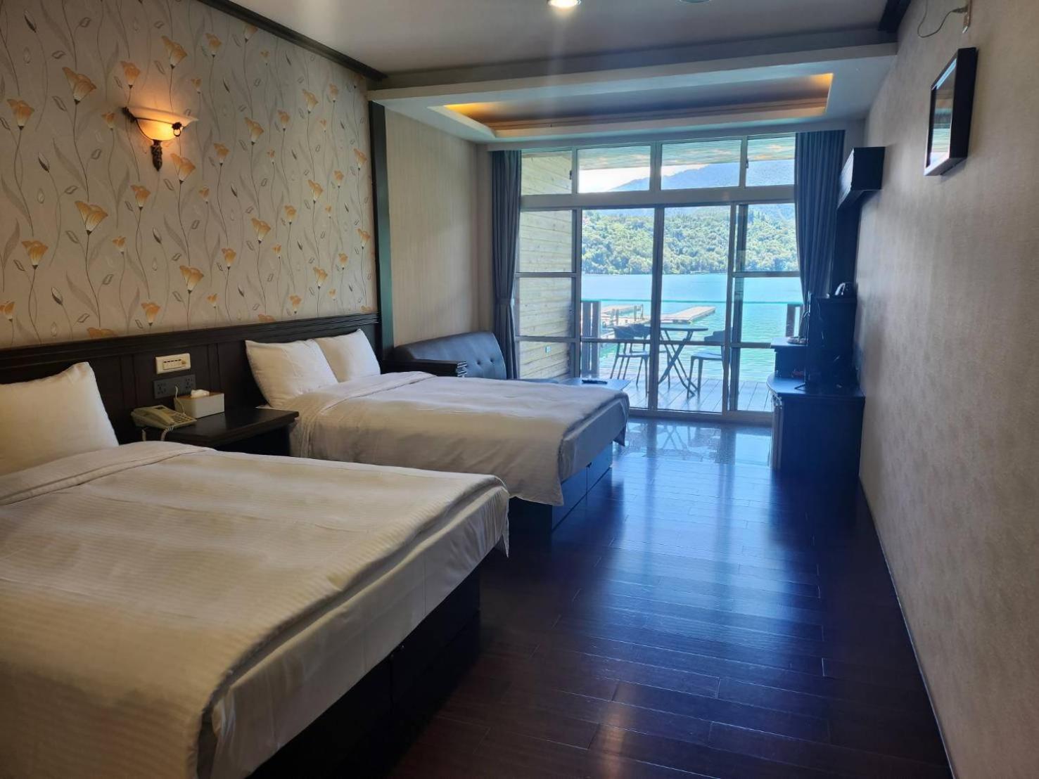 Family Room with Balcony photo 2
