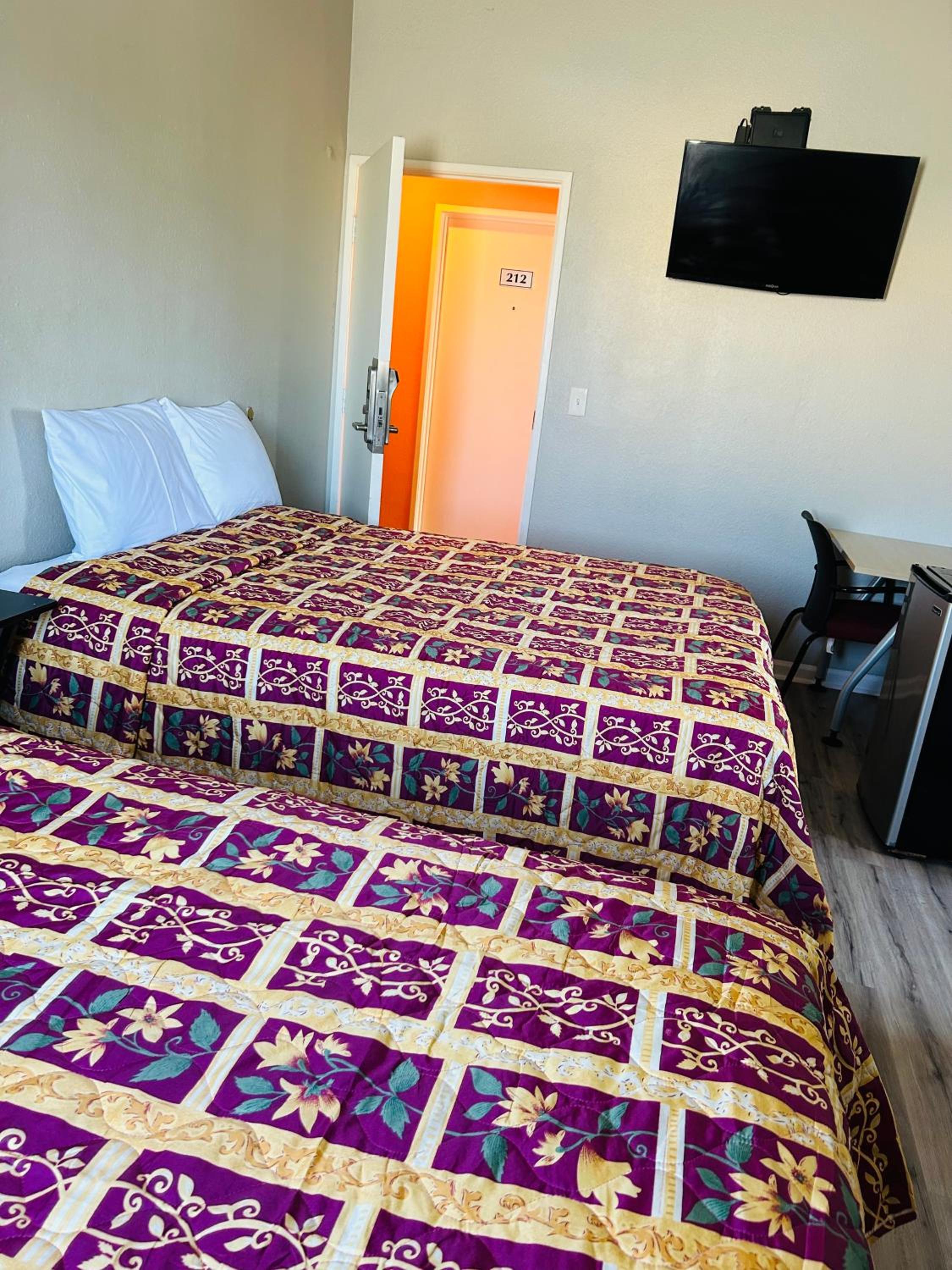Double Room with Shared Bathroom photo 1