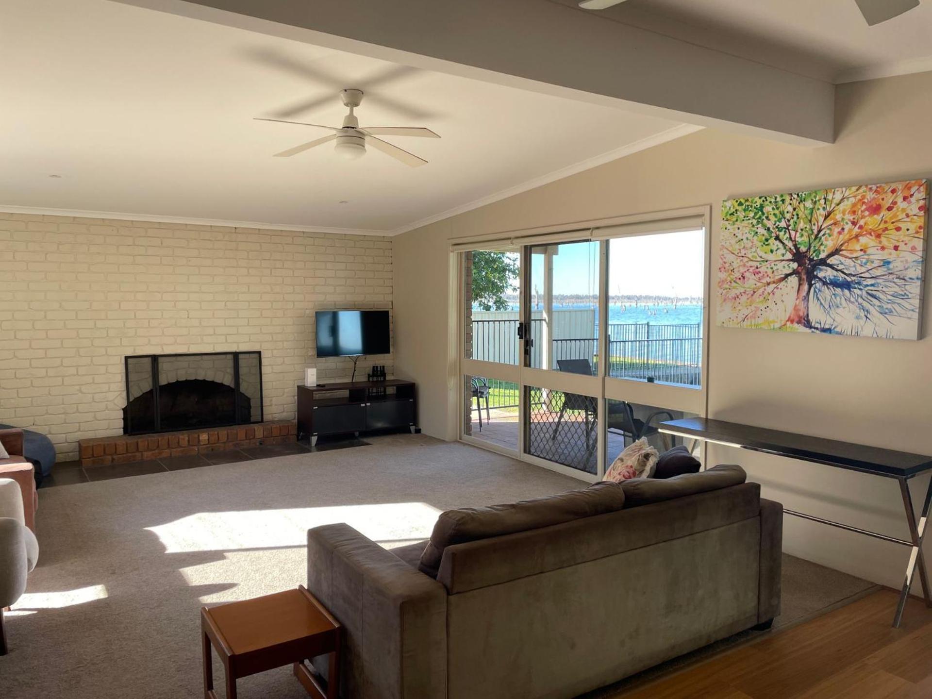 Five-Bedroom House photo 1
