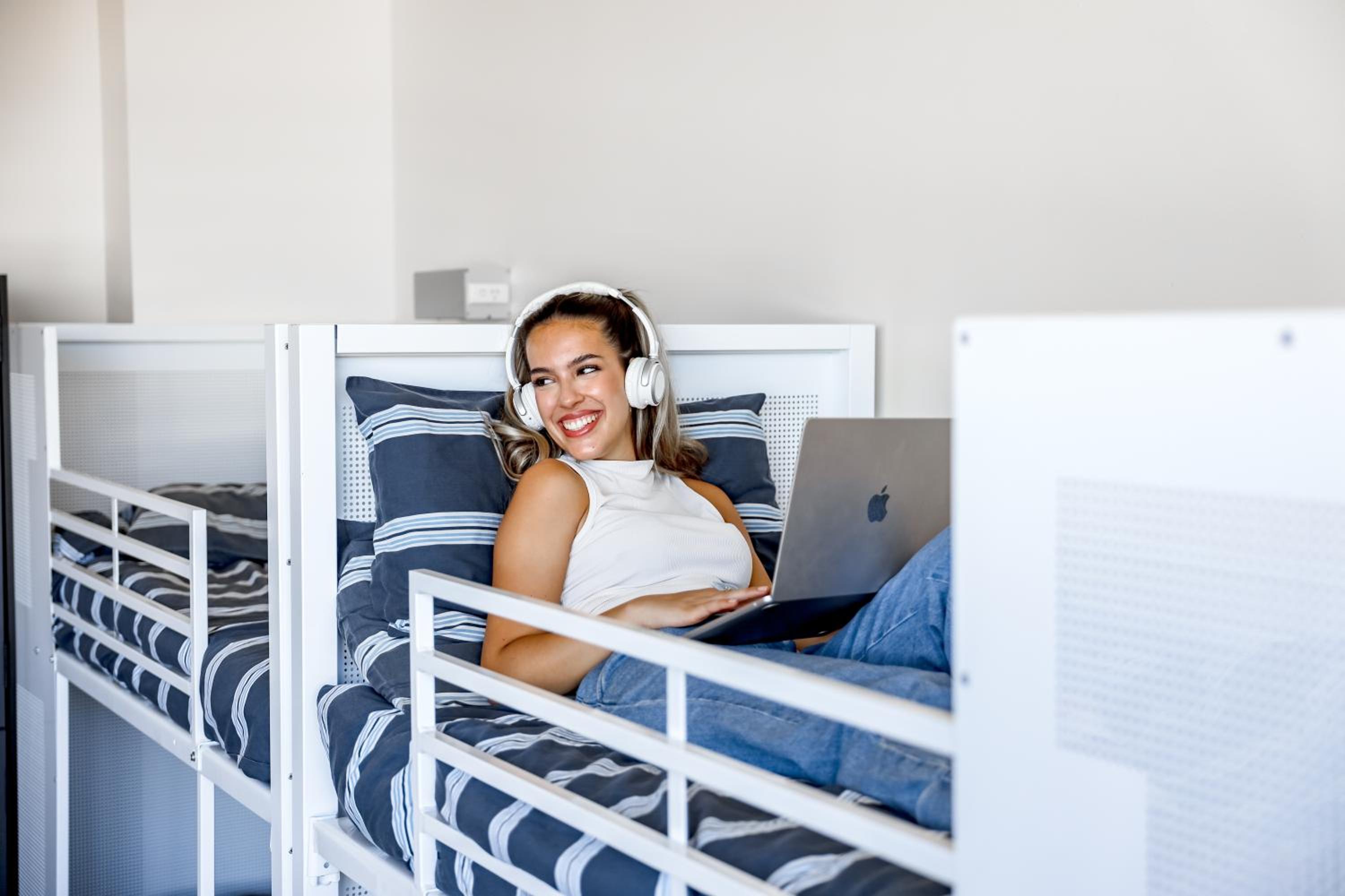 Bed in 6-Bed Female Dormitory Room with Shared Bathroom (age limit 18 - 40 years old only) thumbnail 5