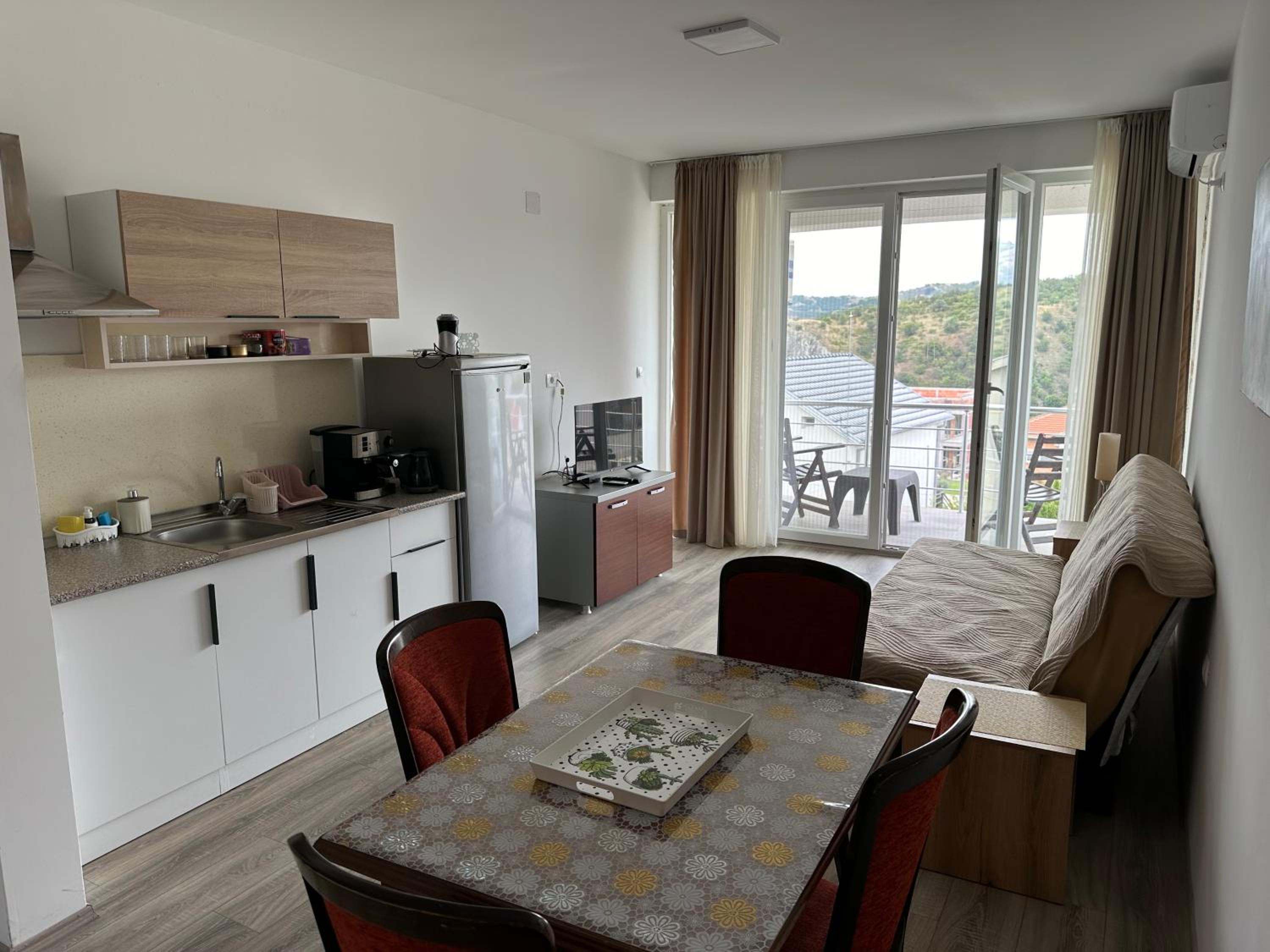 Apartment with Lake View