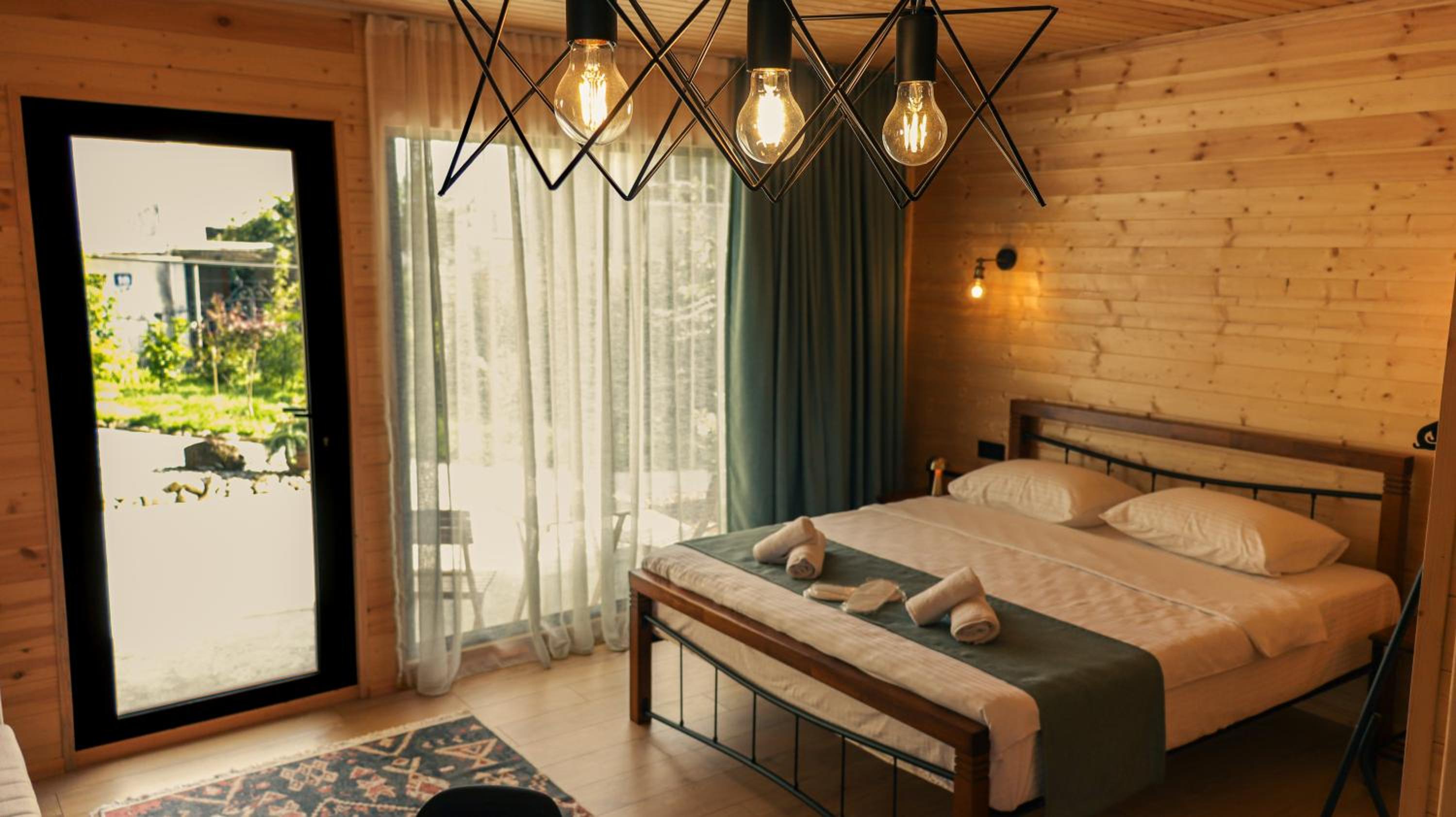 Deluxe Double Room (2 Adults + 1 Child)