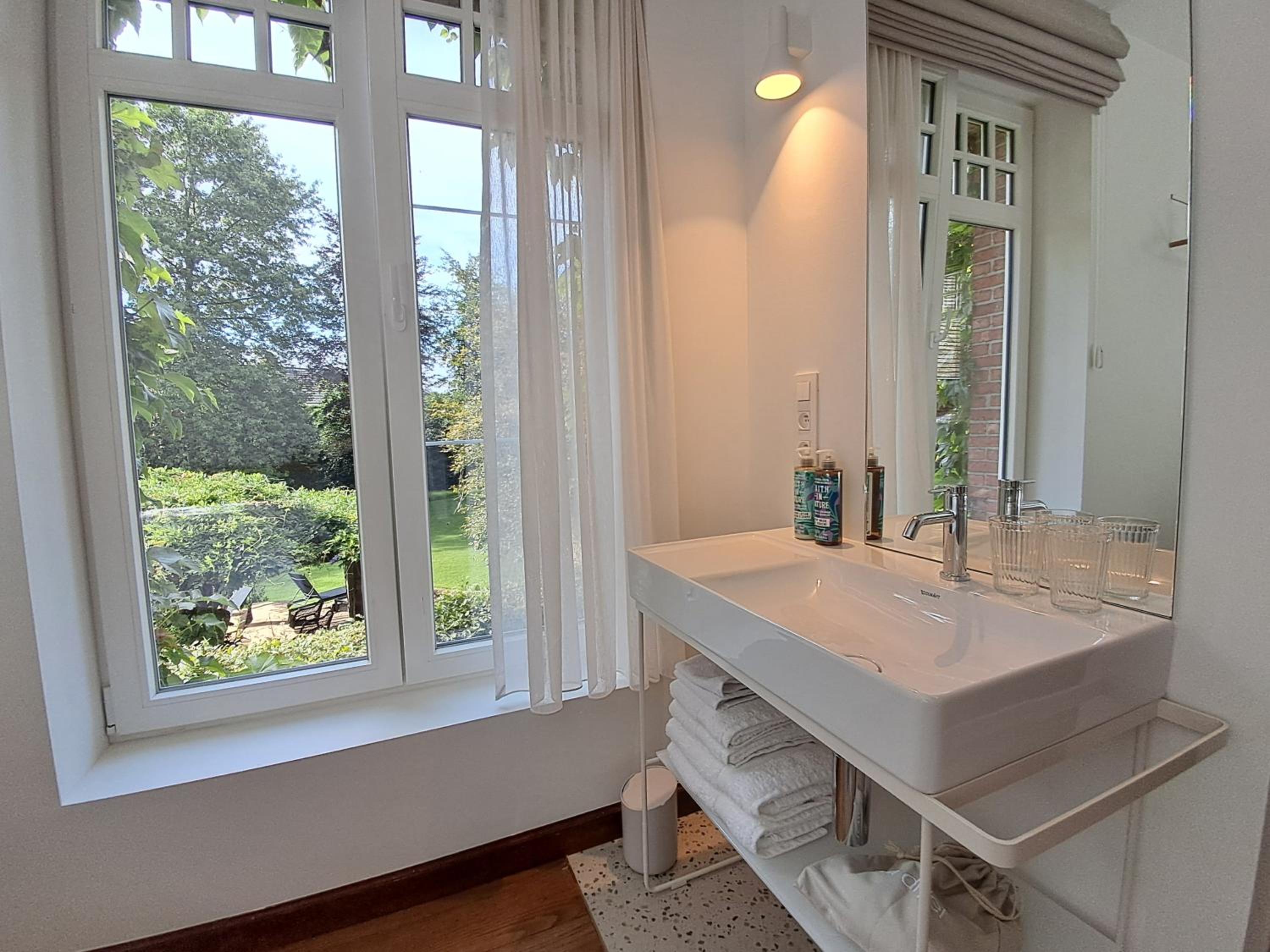 Standard Twin Room with Garden View photo 3