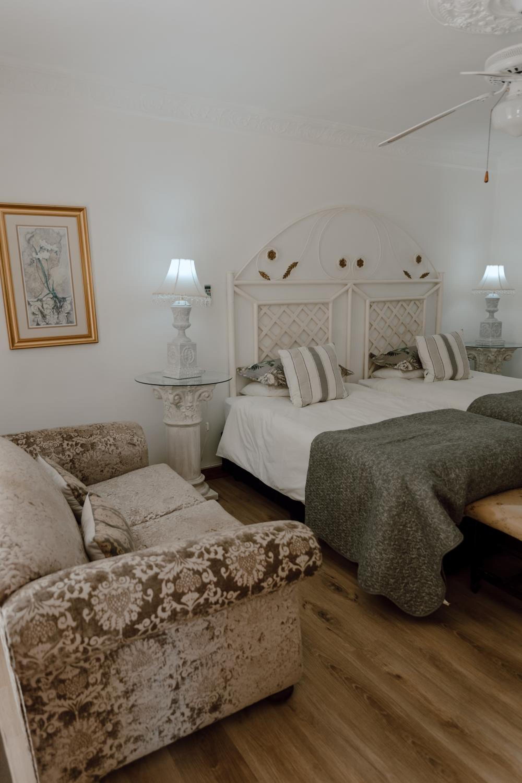 Twin Room with Private Bathroom - Photo 9