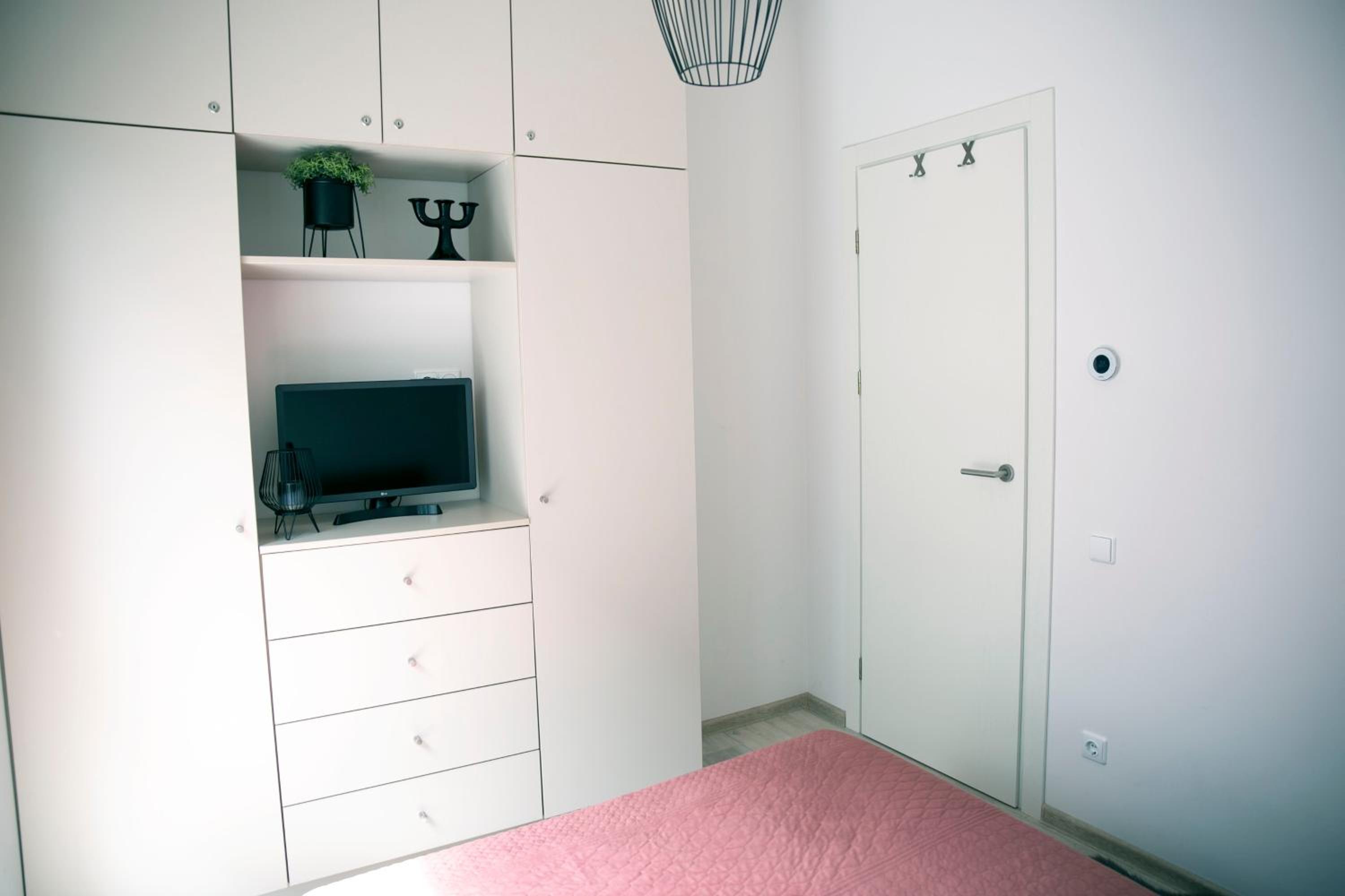 One-Bedroom Apartment photo 1