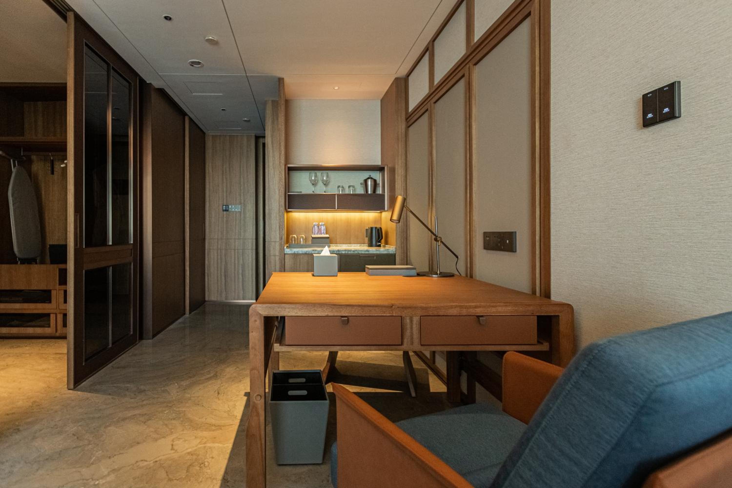Executive Suite - Photo 3