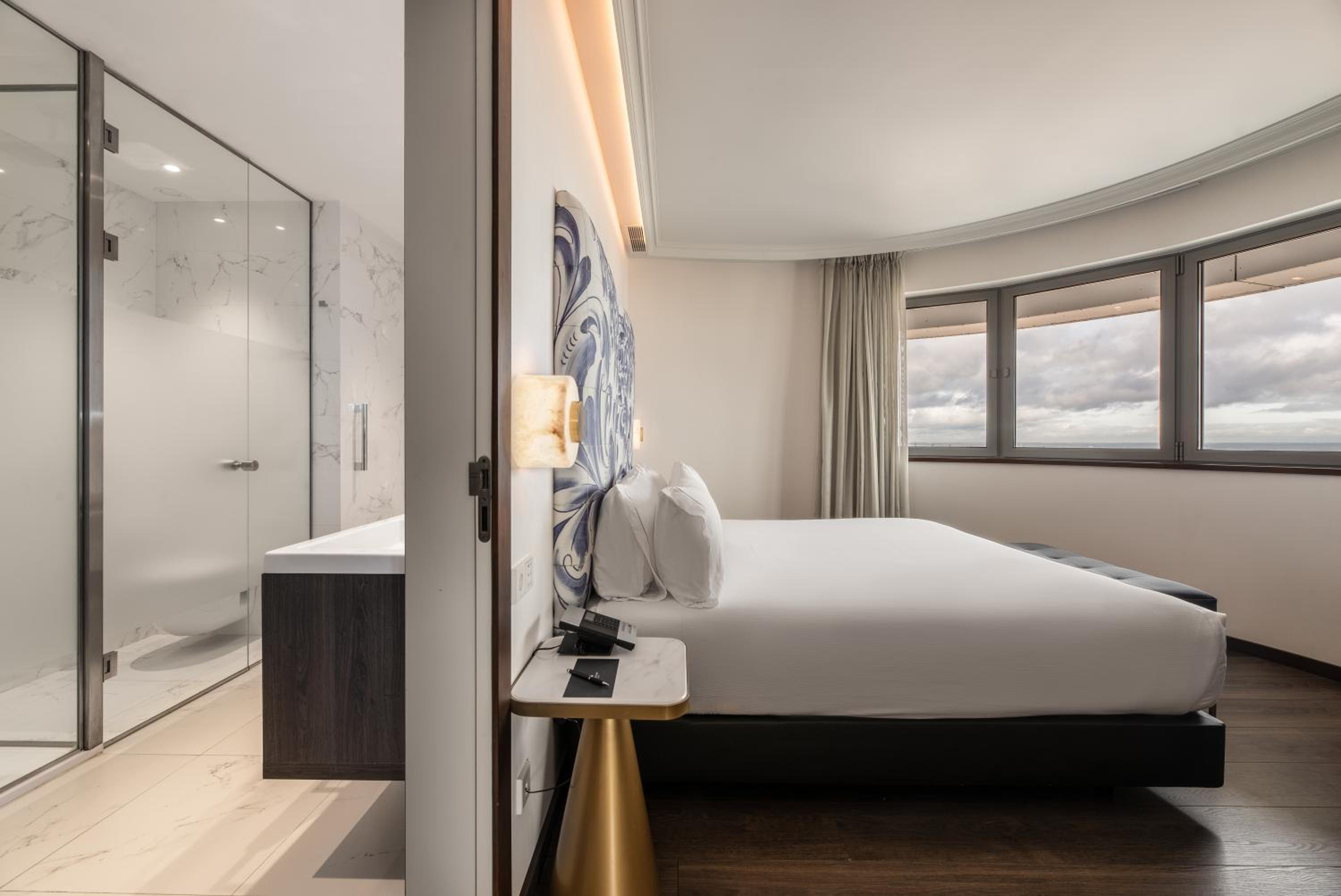 Deluxe Junior Suite - Photo 15