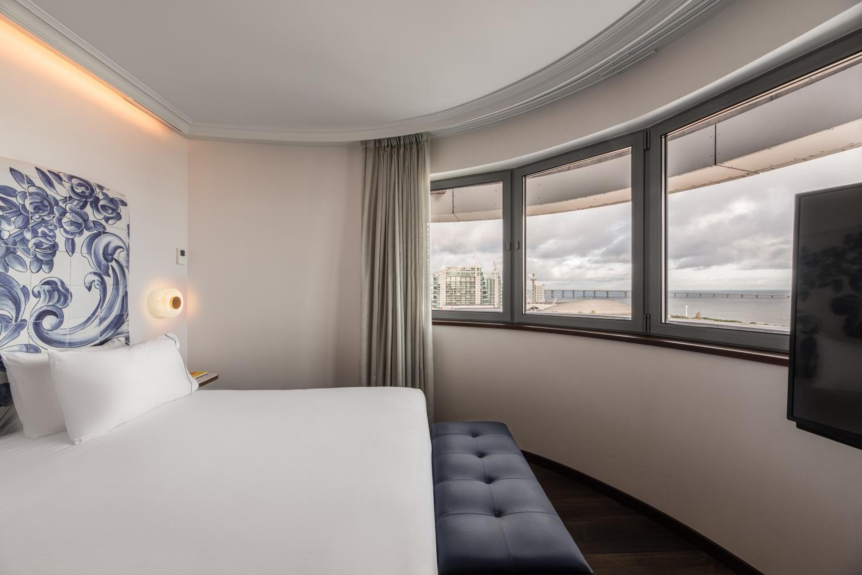 Deluxe Junior Suite - Photo 17