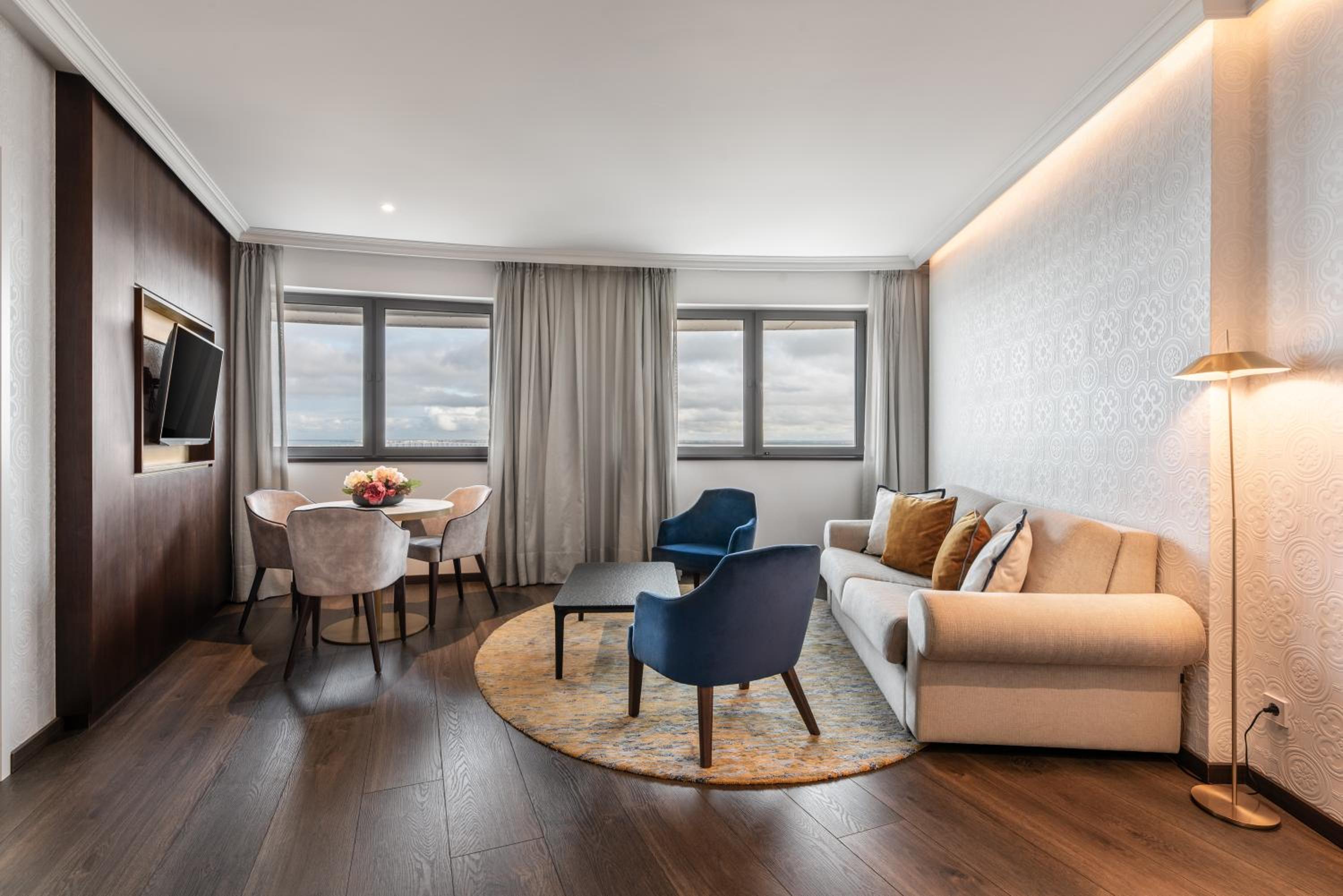 Deluxe Junior Suite - Photo 2