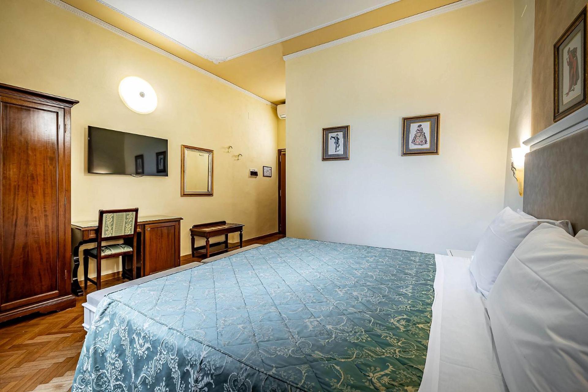 Superior Double Room with River View thumbnail 5