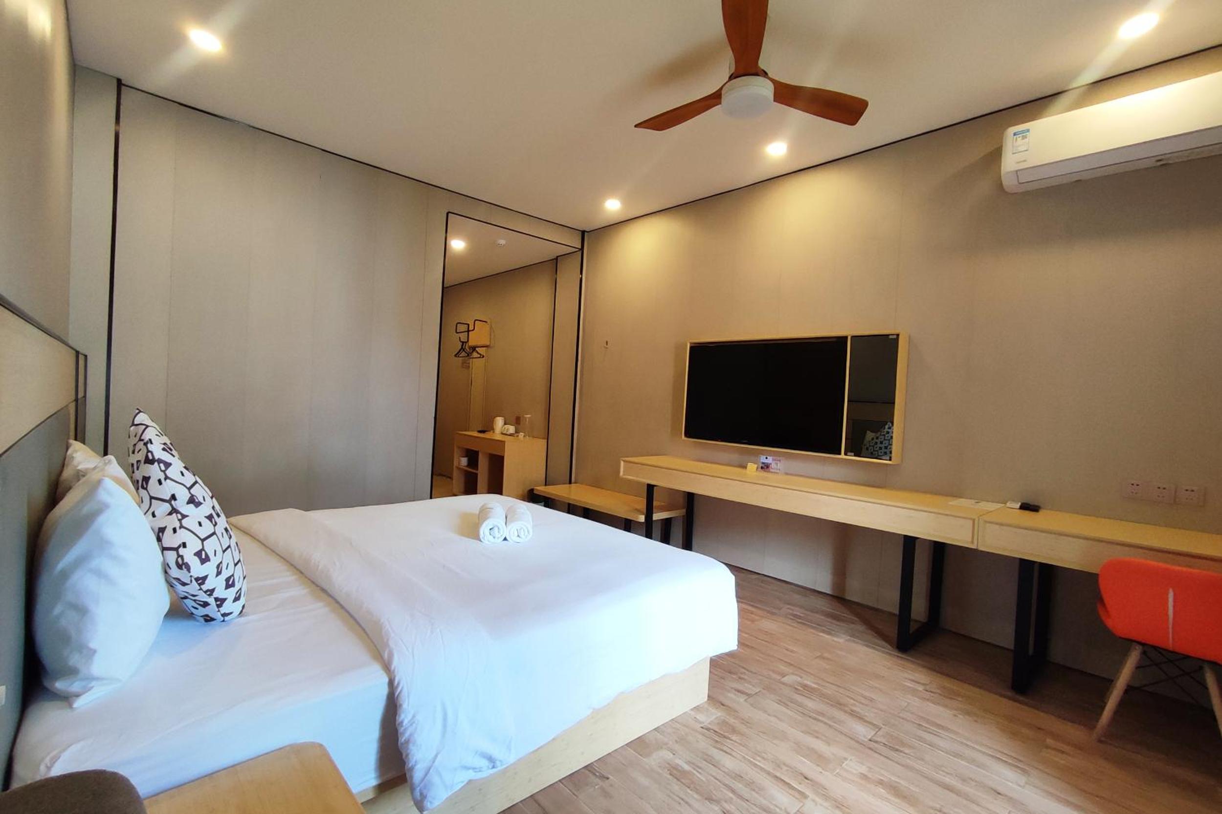 Deluxe King Room - Photo 2