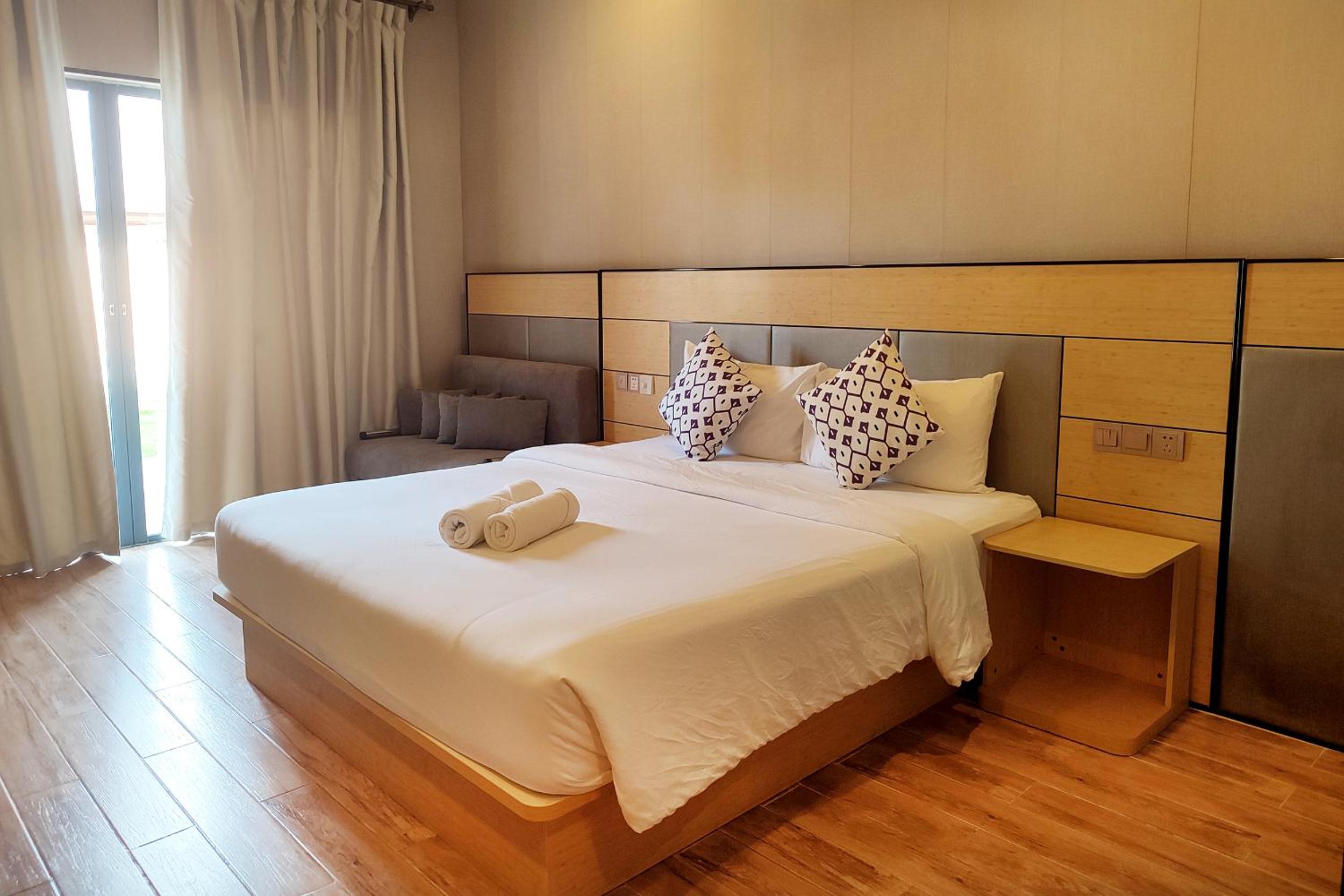 Deluxe King Room - Photo 10