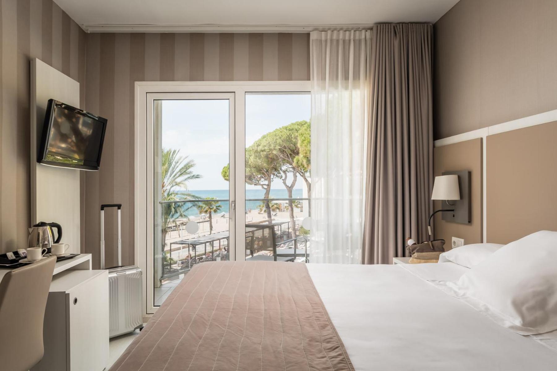 Double or Twin Room with Pool and Sea View - Photo 1
