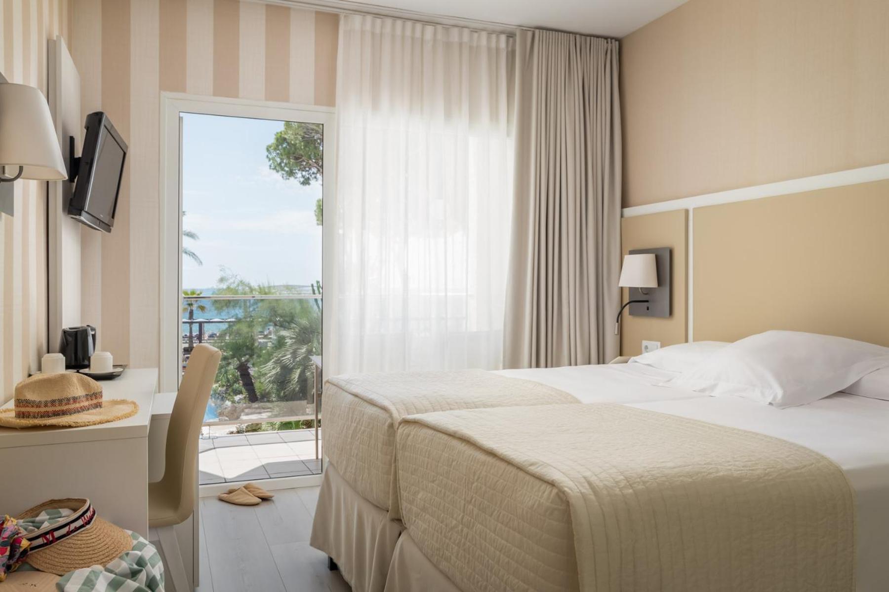 Double or Twin Room with Pool and Sea View - Photo 4