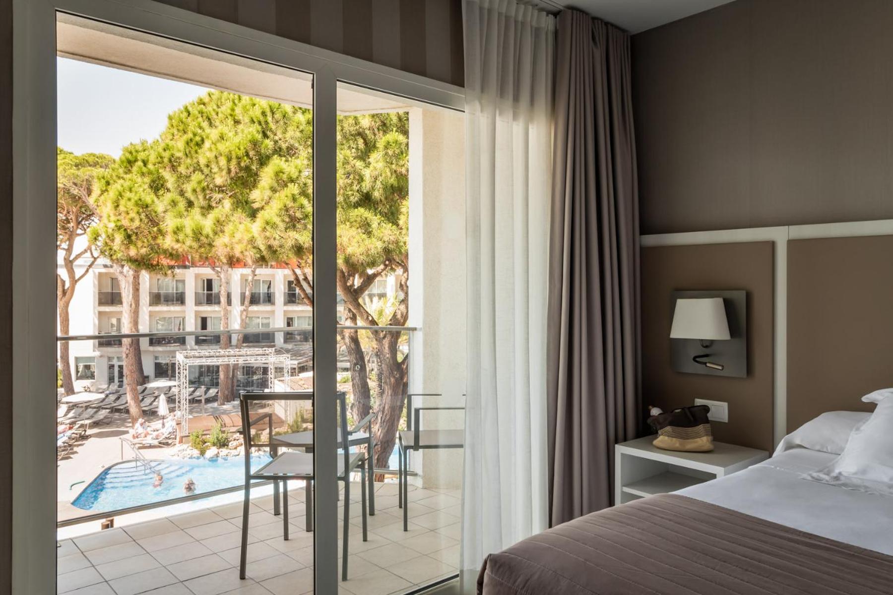 Double or Twin Room with Pool and Sea View - Photo 3