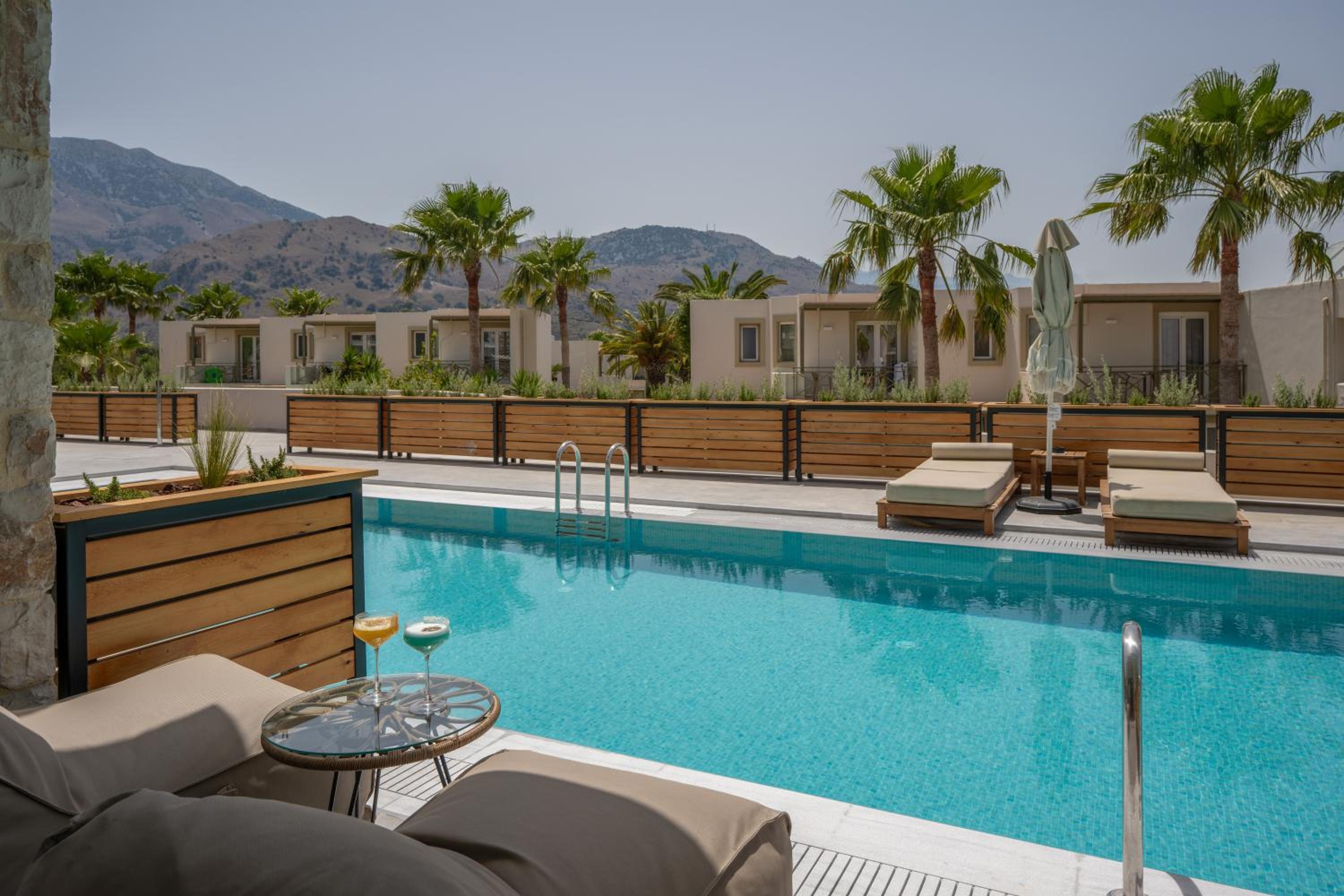 Junior Suite with Sharing Pool photo 3