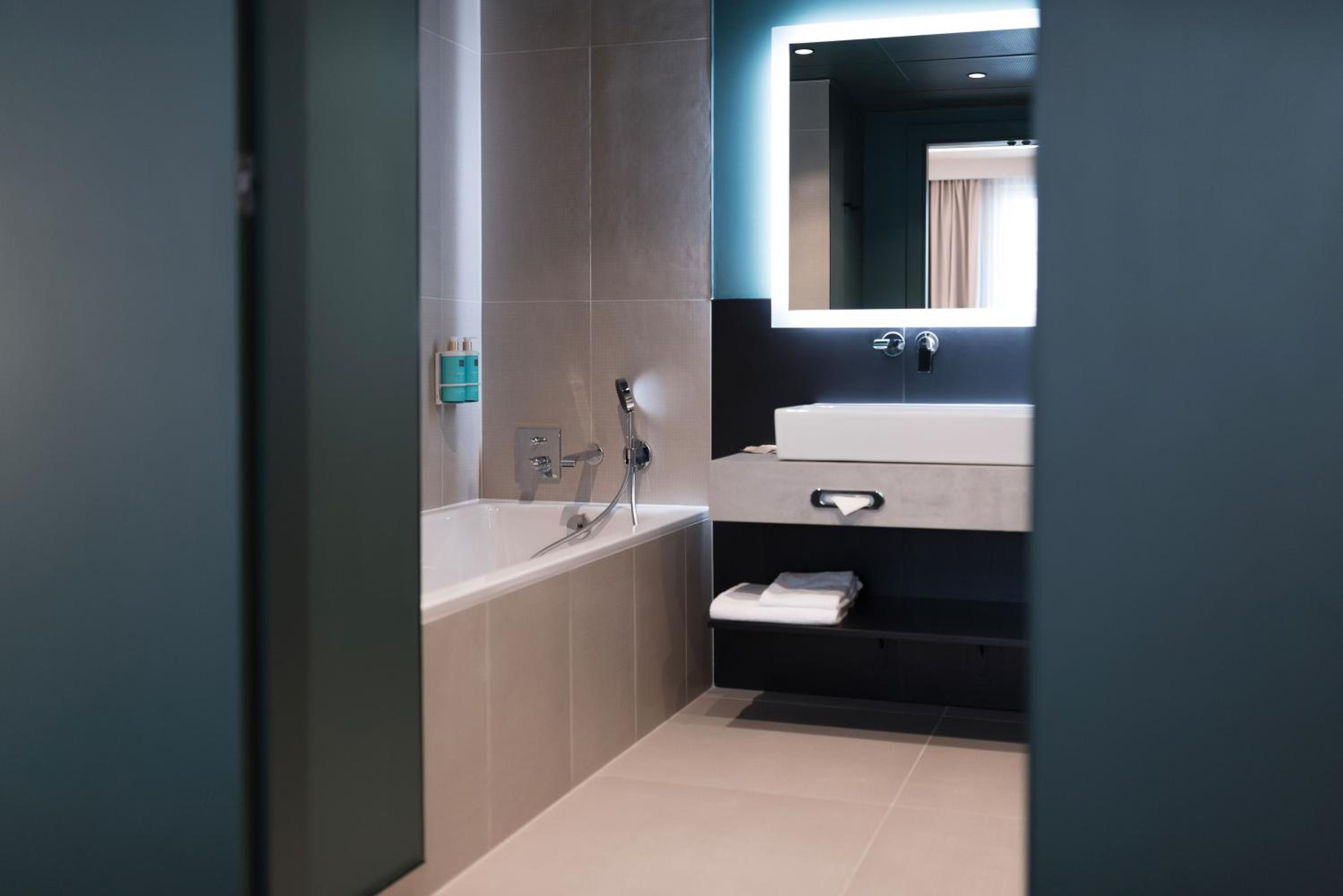 Executive Suite with Double Bed and Sofa Bed thumbnail 6
