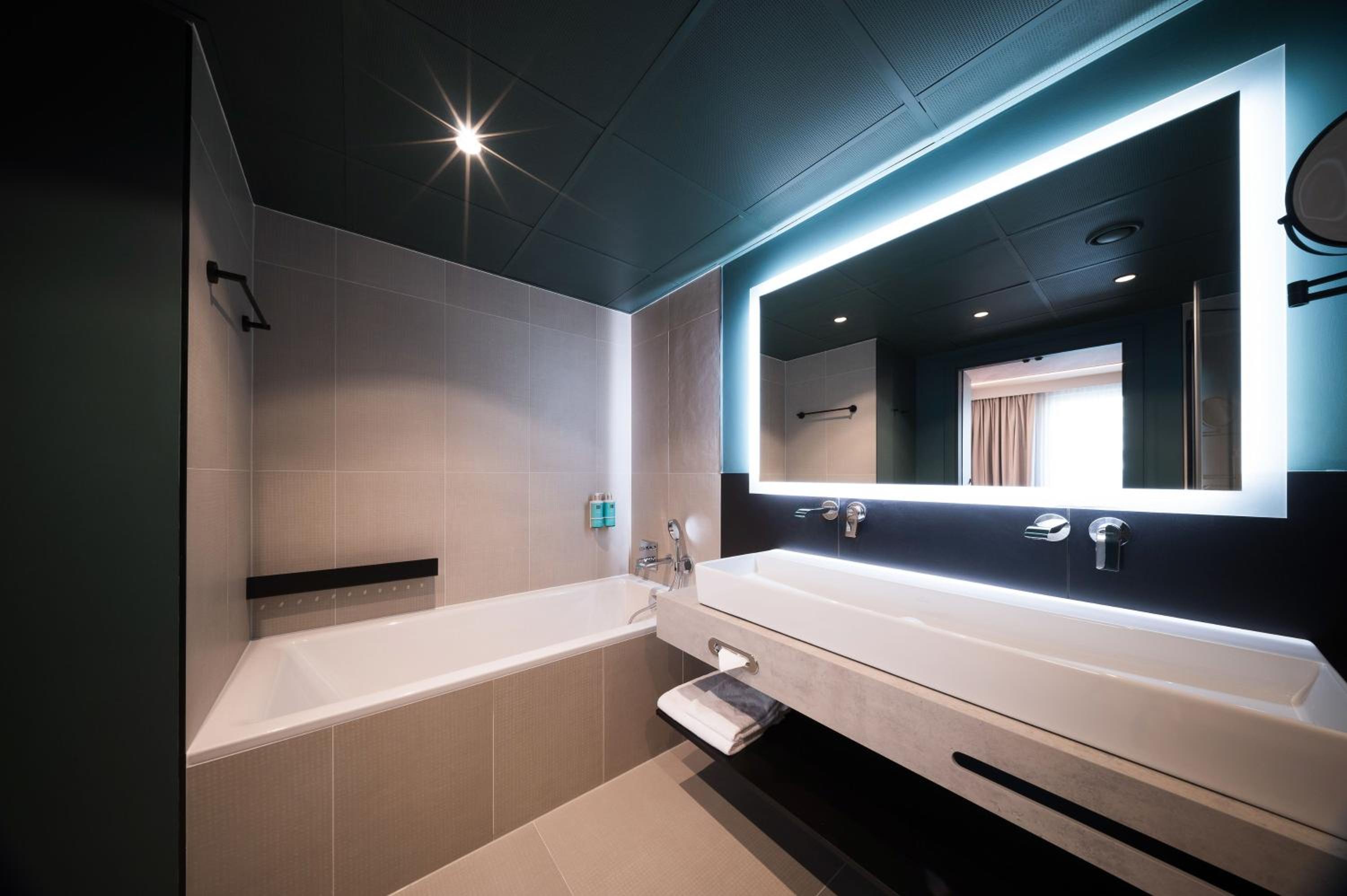 Executive Suite with Double Bed and Sofa Bed thumbnail 5