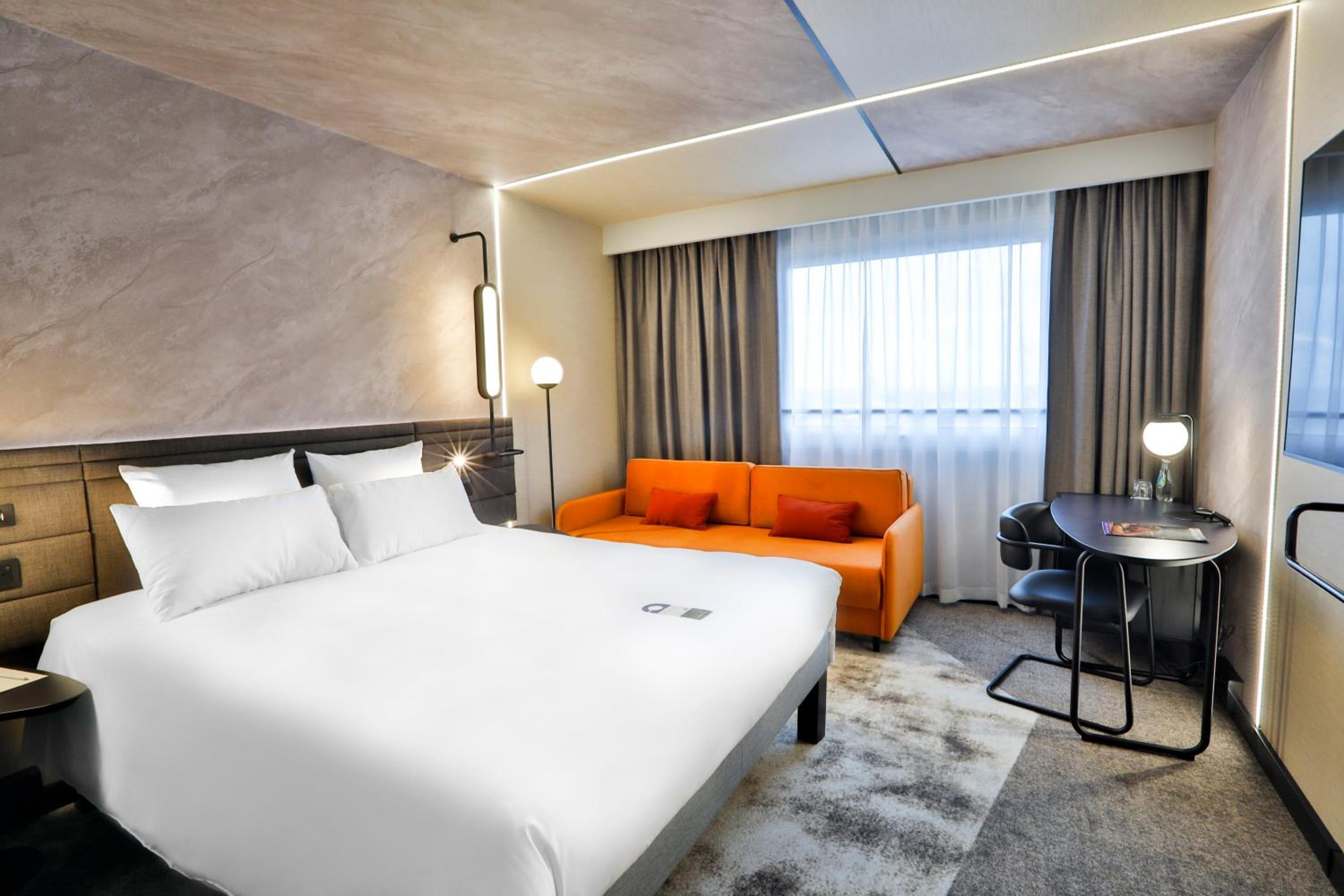 Superior Room with One Double Bed and Sofa Bed thumbnail 6