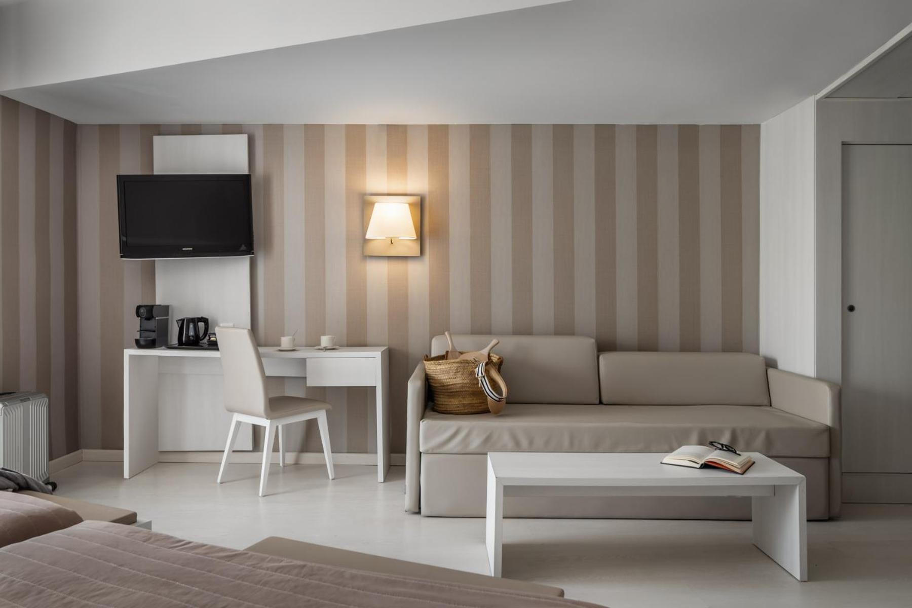 Junior Suite with Pool and Sea View (2 Adults + 1 Child) - Photo 1