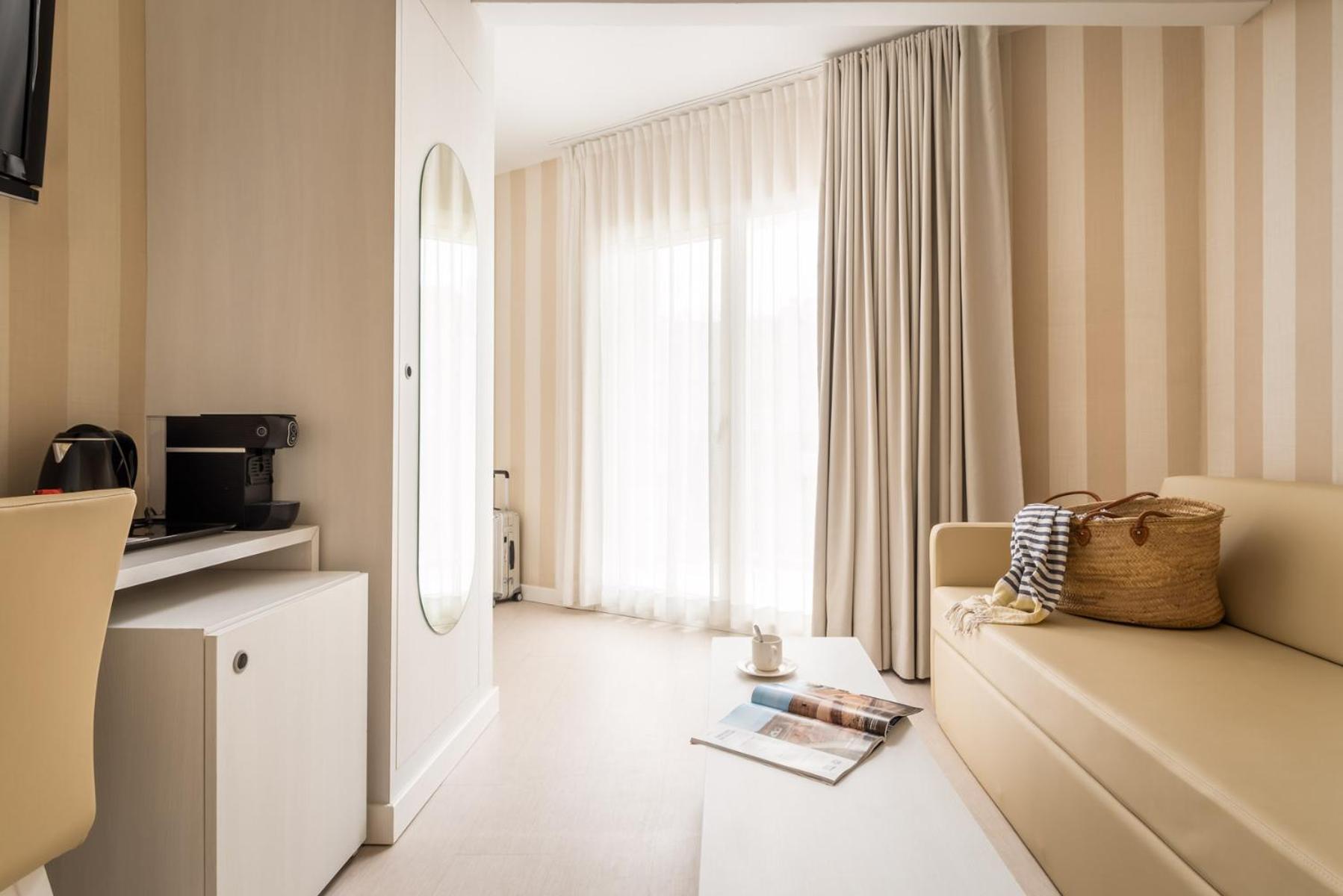 Junior Suite with Pool and Sea View (2 Adults + 1 Child) - Photo 5