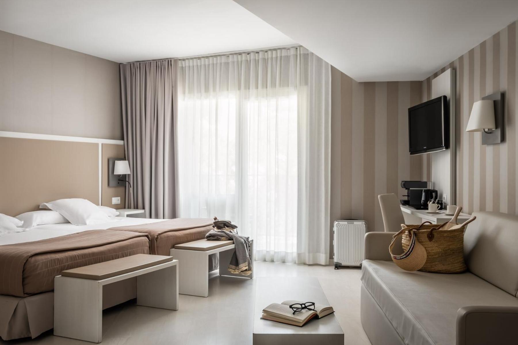 Junior Suite with Pool and Sea View (2 Adults + 1 Child) - Photo 4