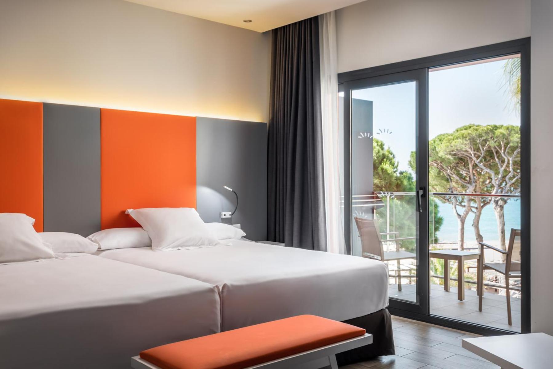 Junior Suite with Pool and Sea View (2 Adults + 1 Child) - Photo 3