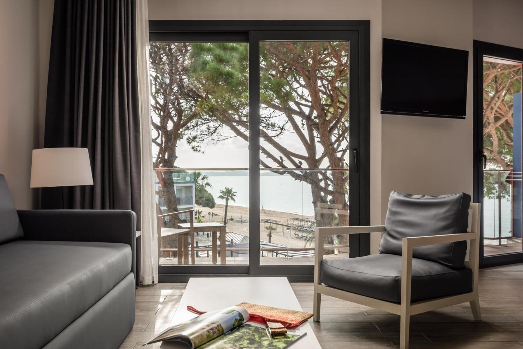 Junior Suite with Pool and Sea View (2 Adults + 1 Child) - Photo 2
