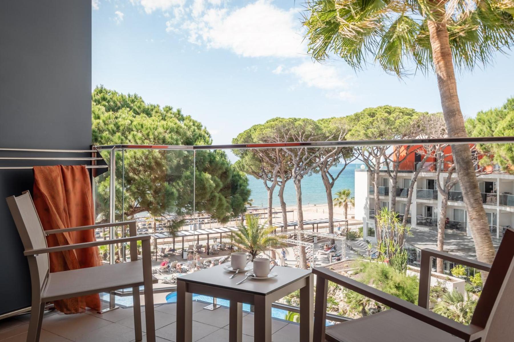 Junior Suite with Pool and Sea View (2 Adults + 1 Child) - Photo 6