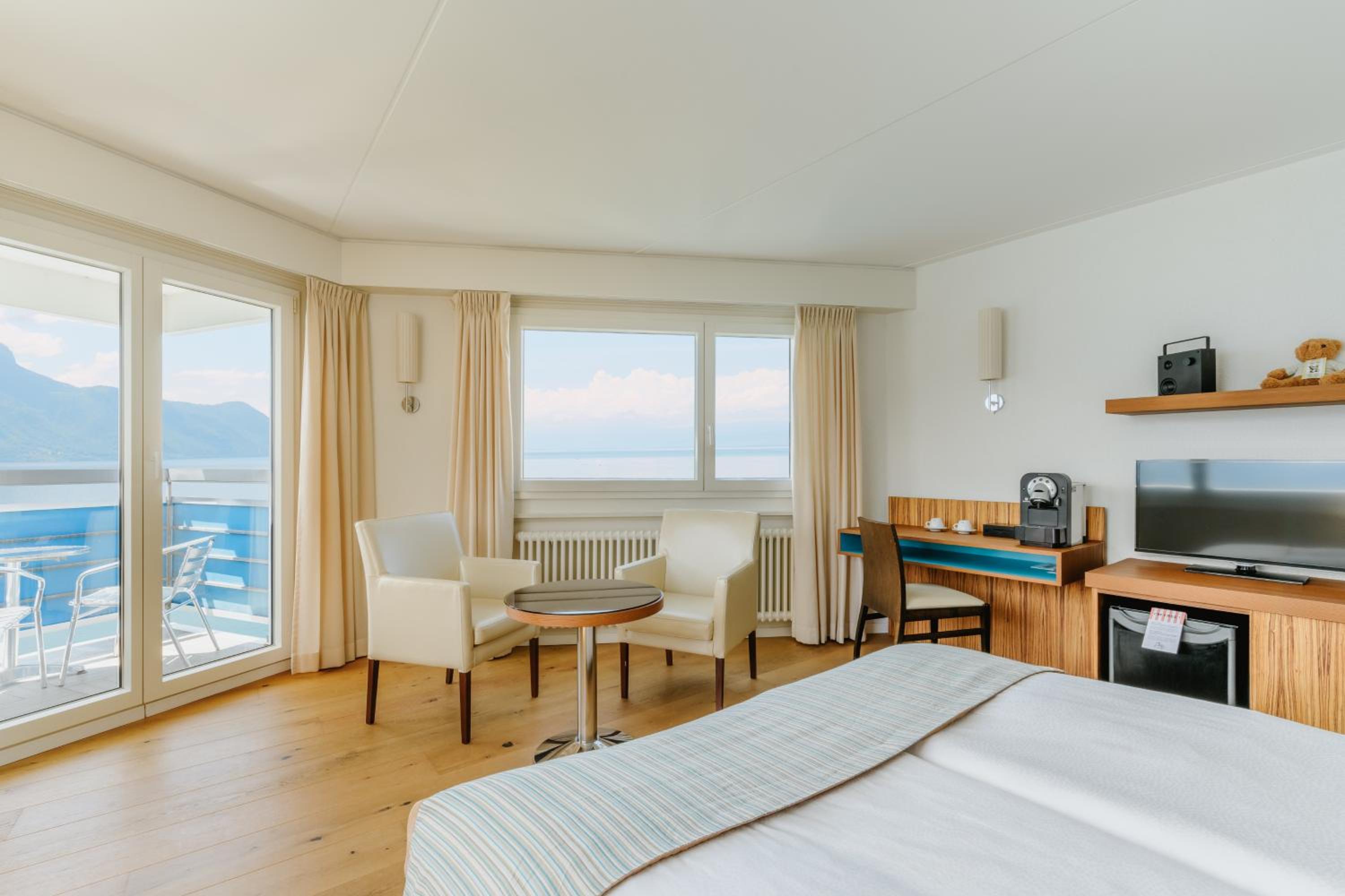  Panorama Room – lake view and balcony - Photo 1