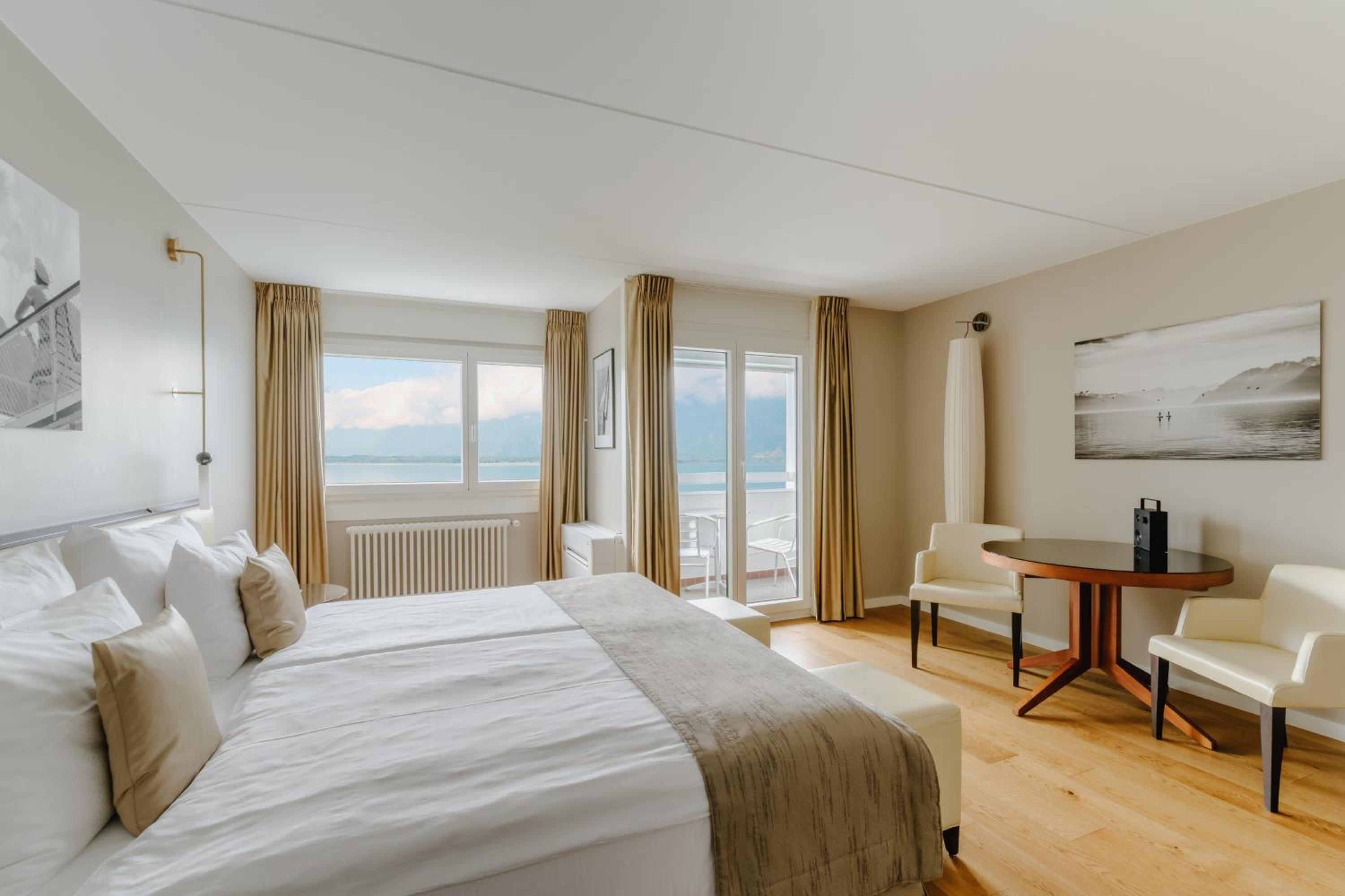 Mona Suite – lake view and balcony