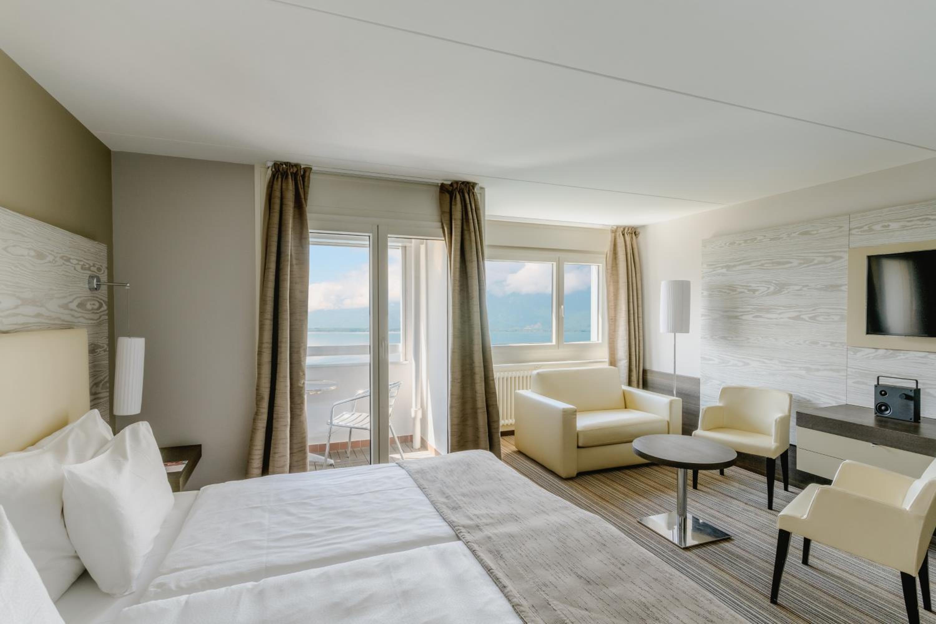  Classy Junior Suite – lake view and balcony - Photo 2