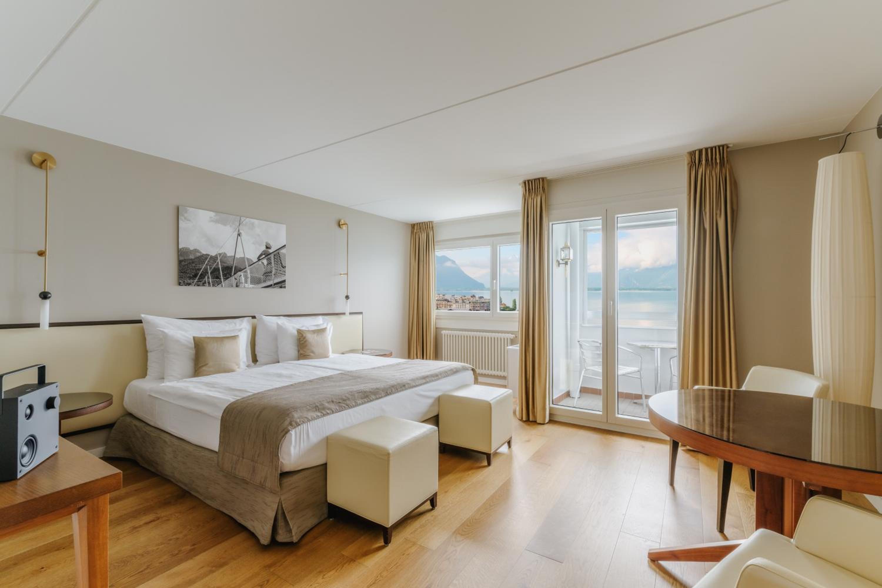 Mona Suite – lake view and balcony