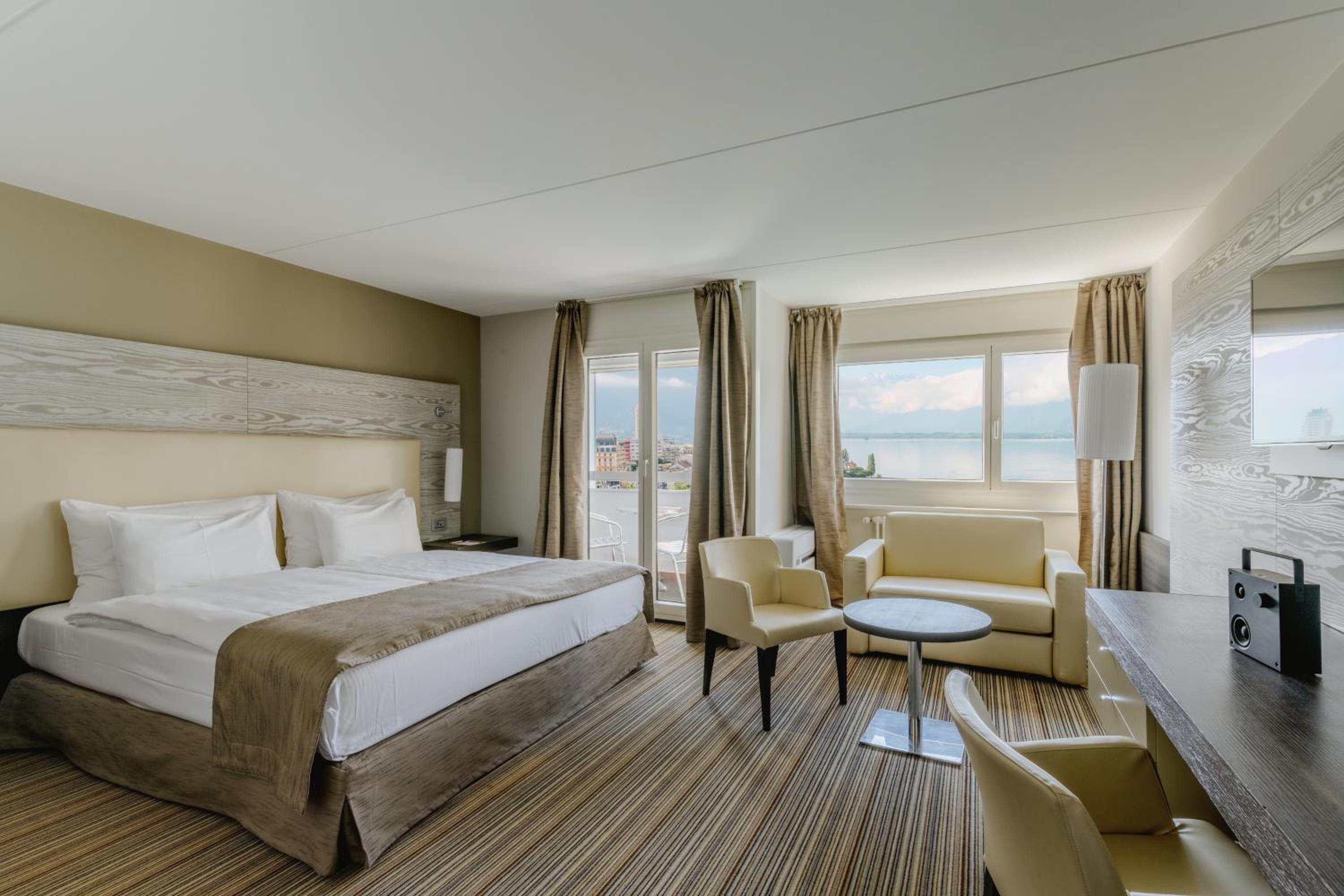  Classy Junior Suite – lake view and balcony - Photo 1
