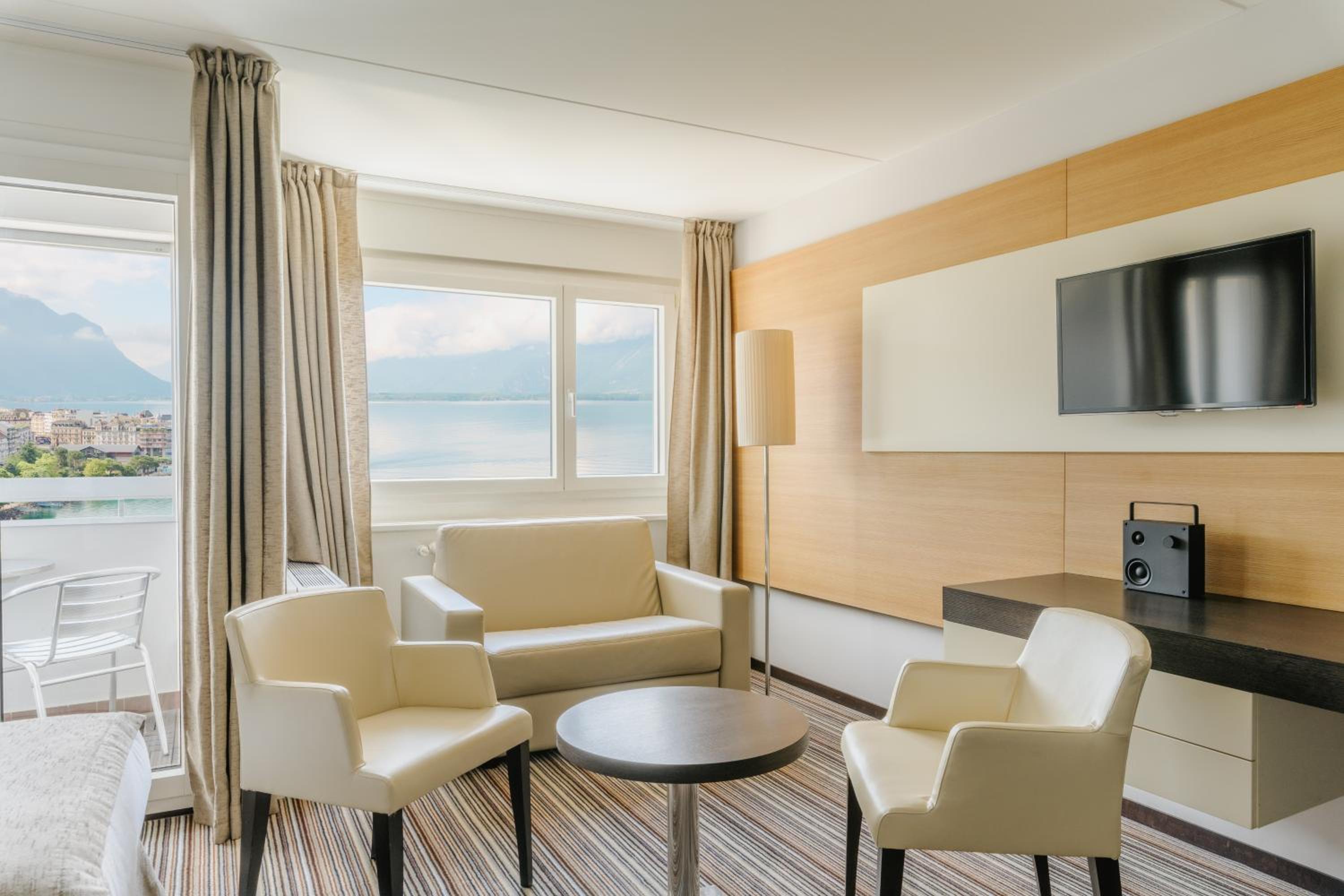  Classy Junior Suite – lake view and balcony - Photo 3