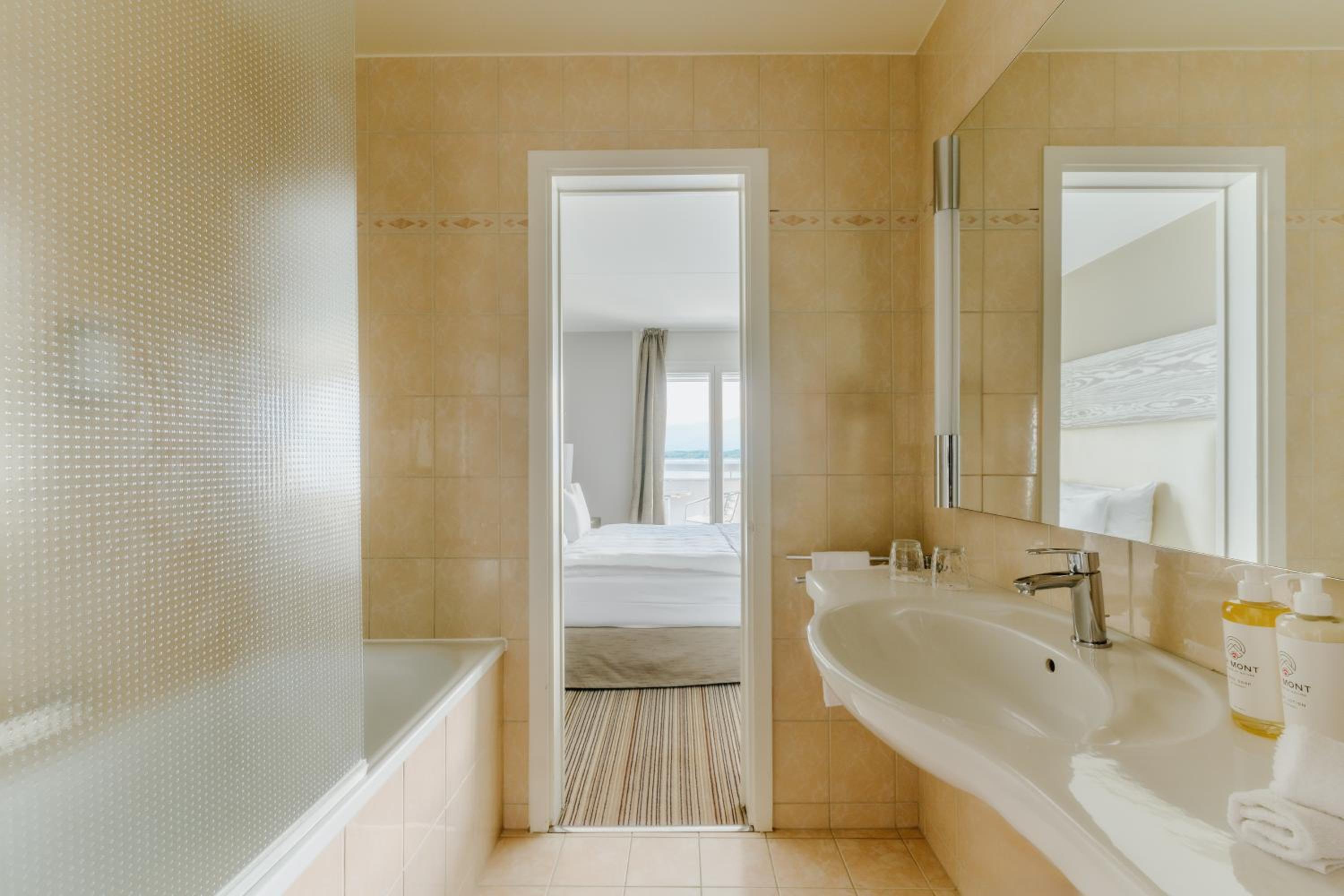 Privilege Double Room with Balcony and Lake View - Photo 4