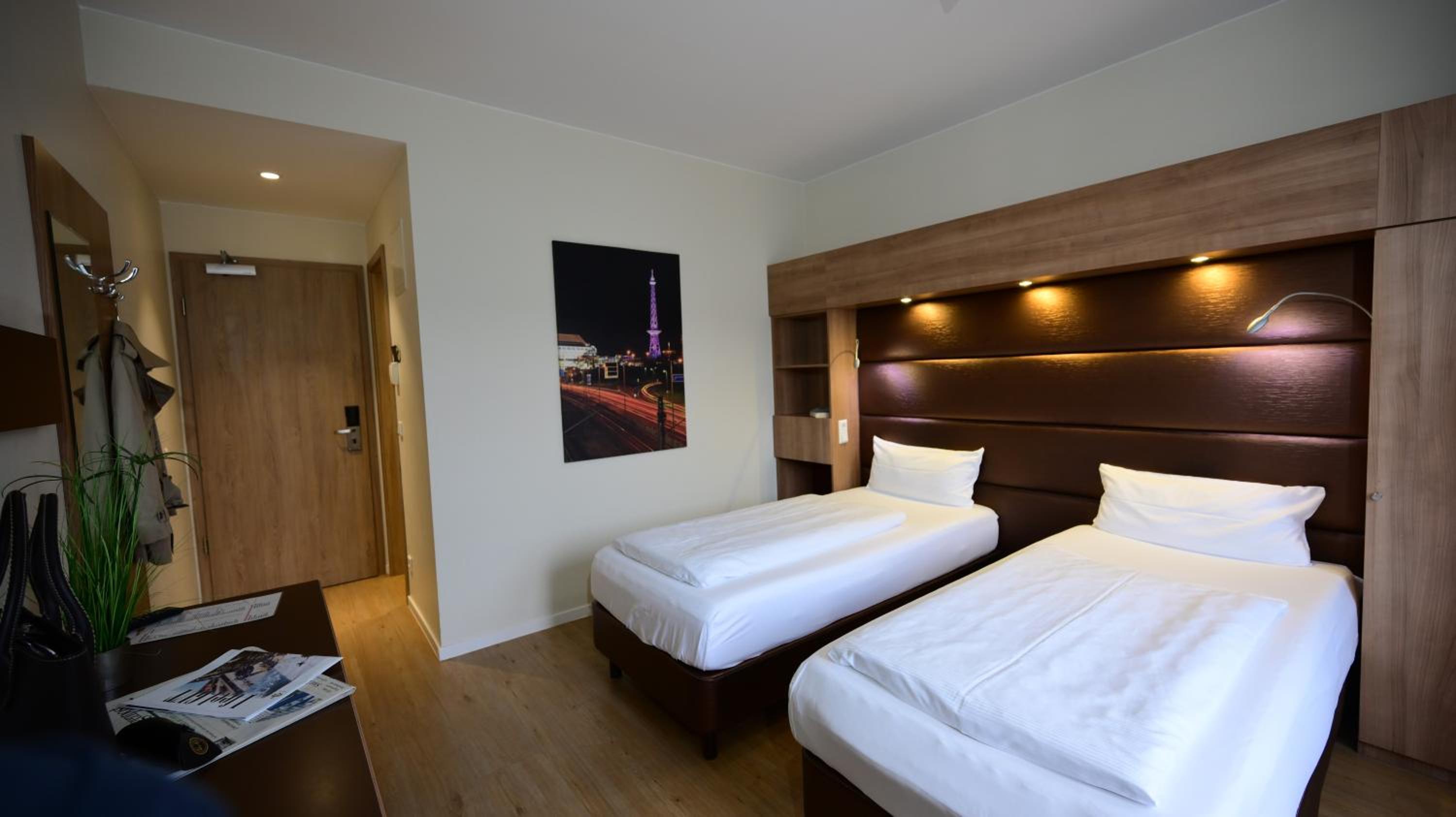 Standard Twin Room thumbnail 5