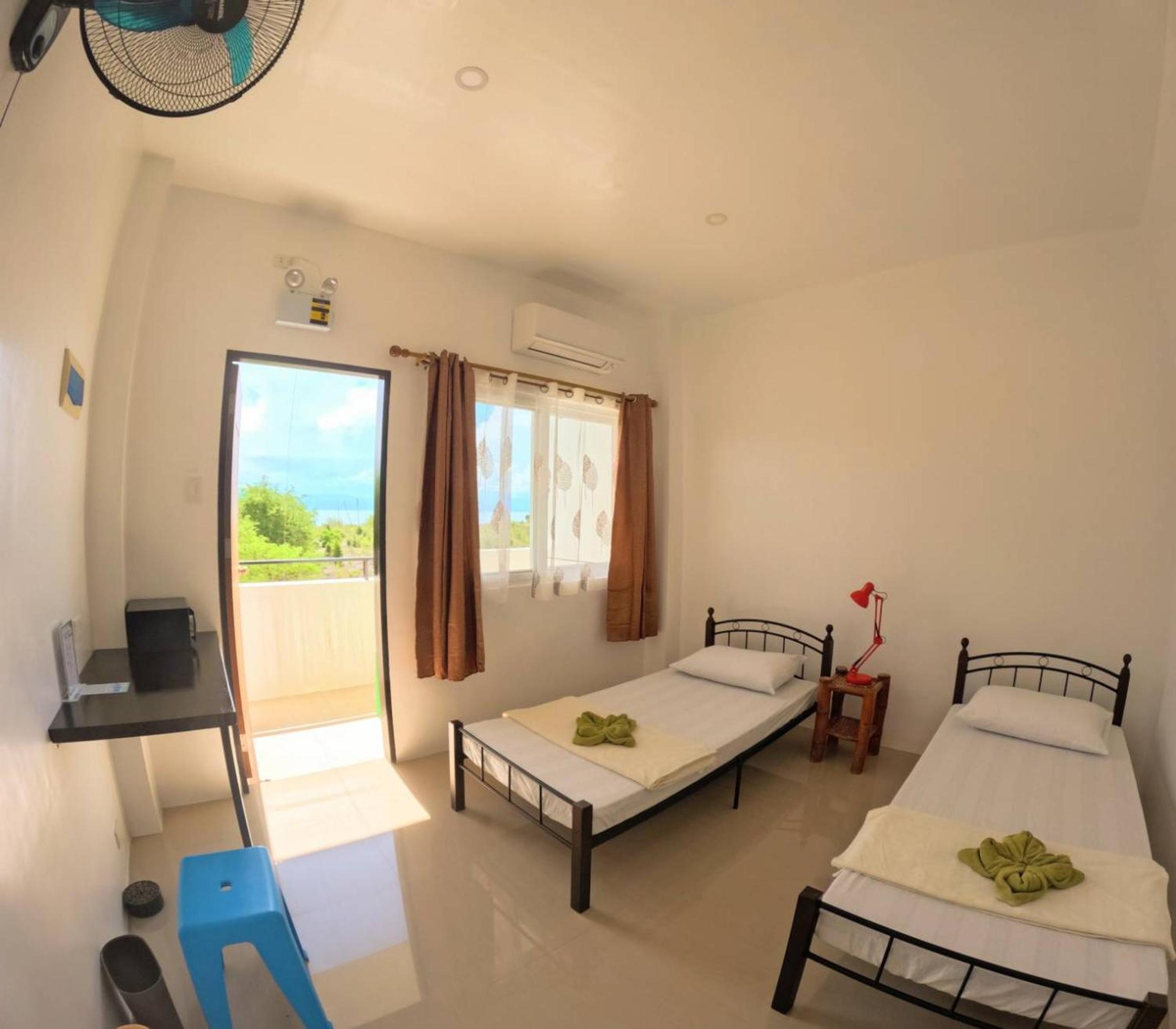 Superior Twin Room with Sea View - Photo 8
