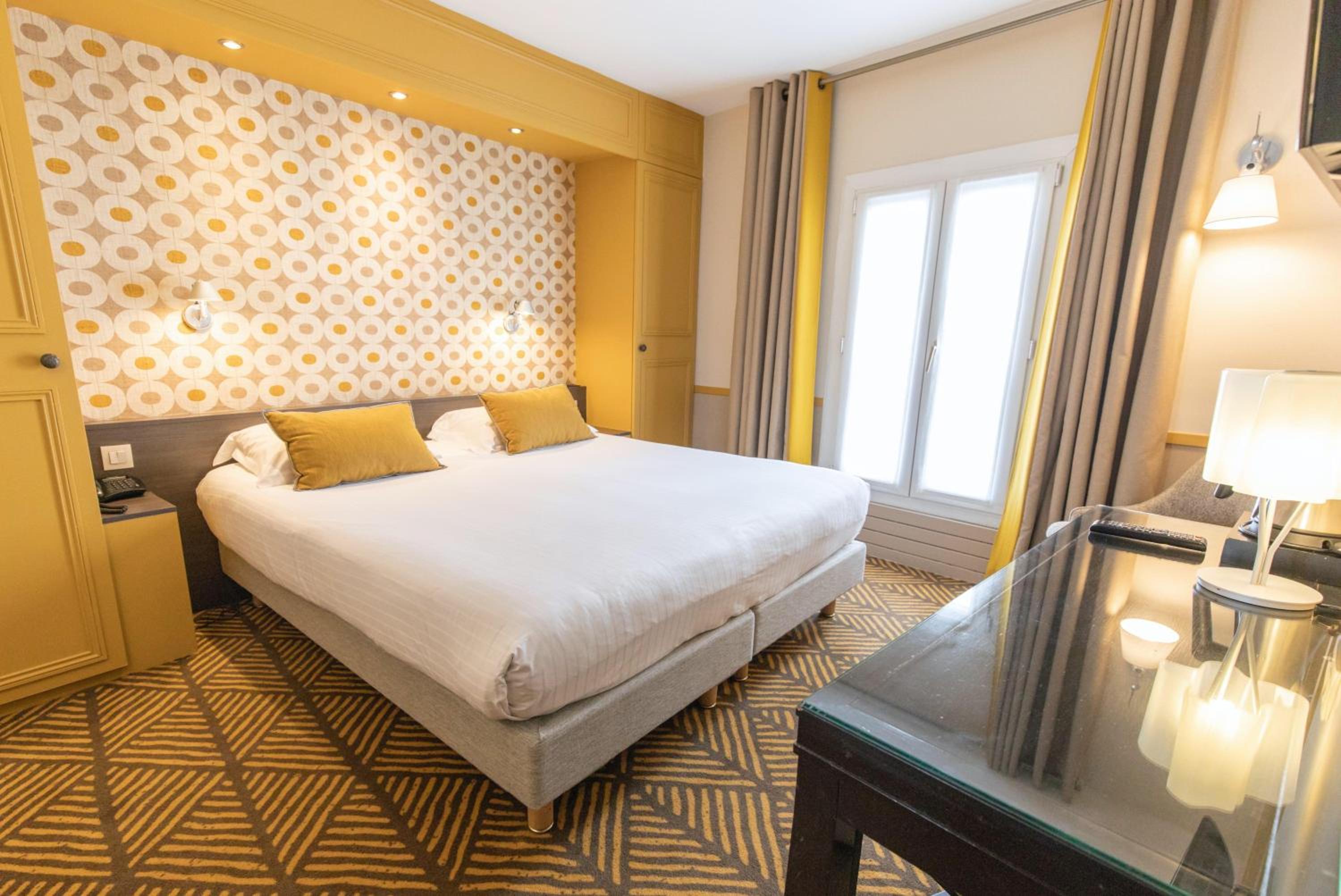 Superior Double Room thumbnail 6