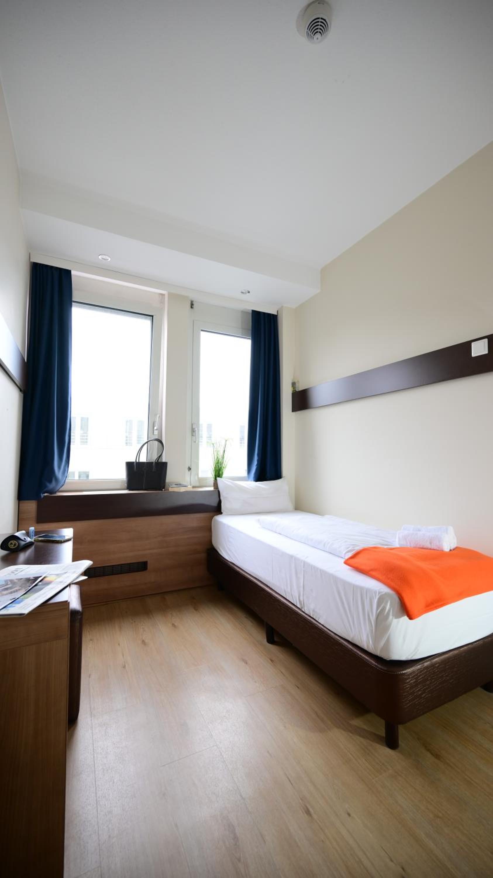 Single Room thumbnail 5