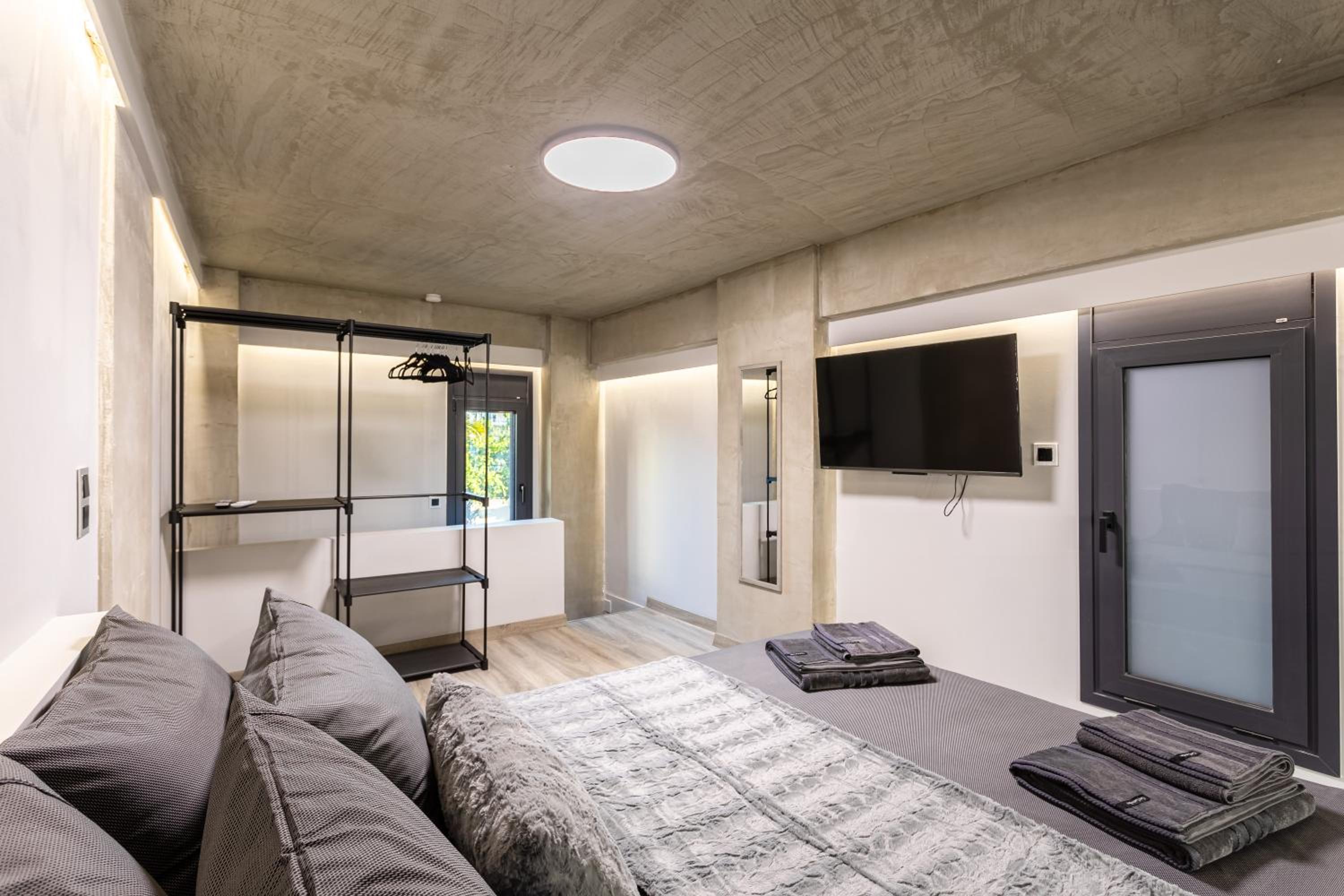 Deluxe One-Bedroom Apartment with Garden View photo 2