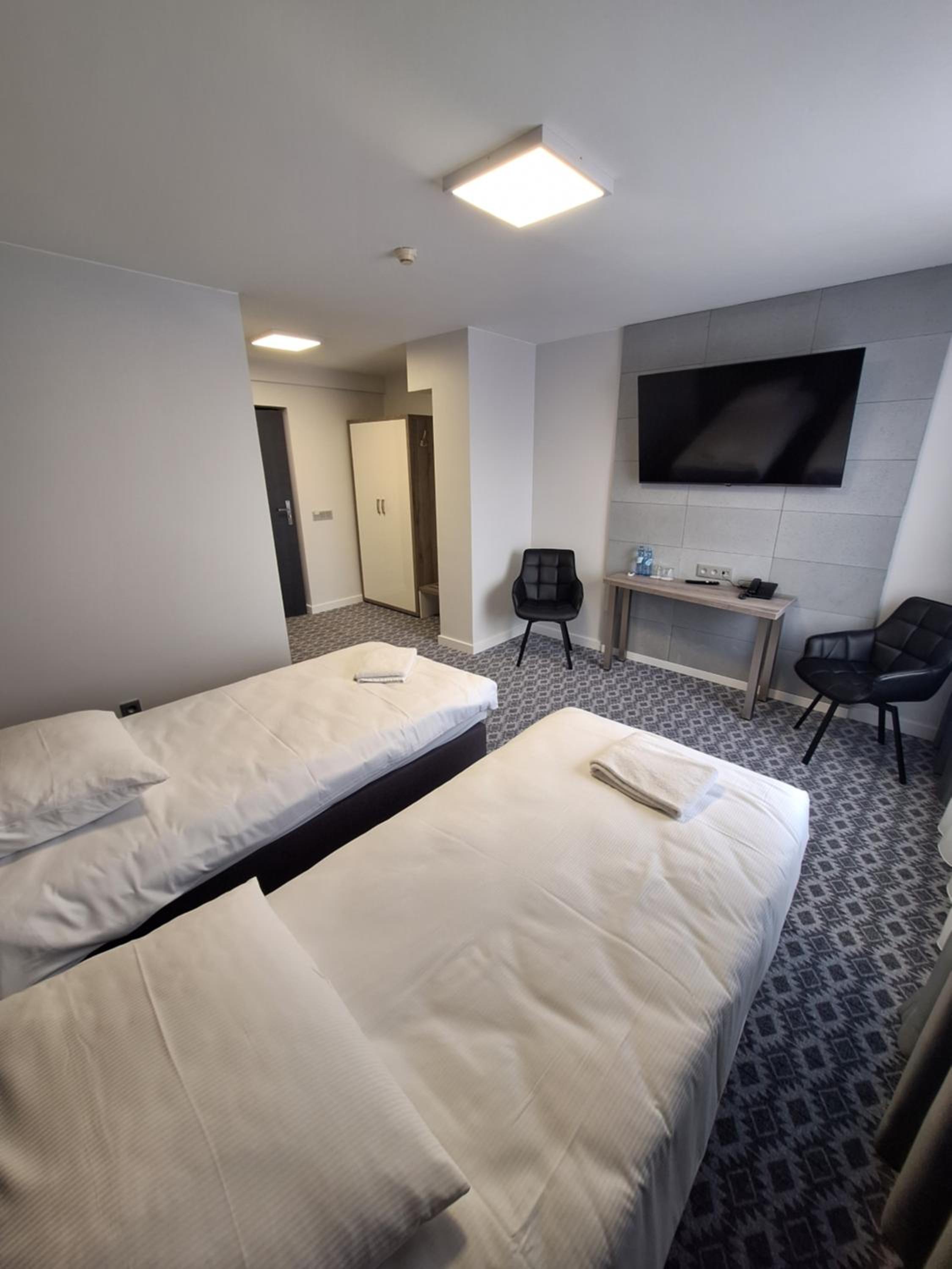 Standard Twin Room - Photo 2