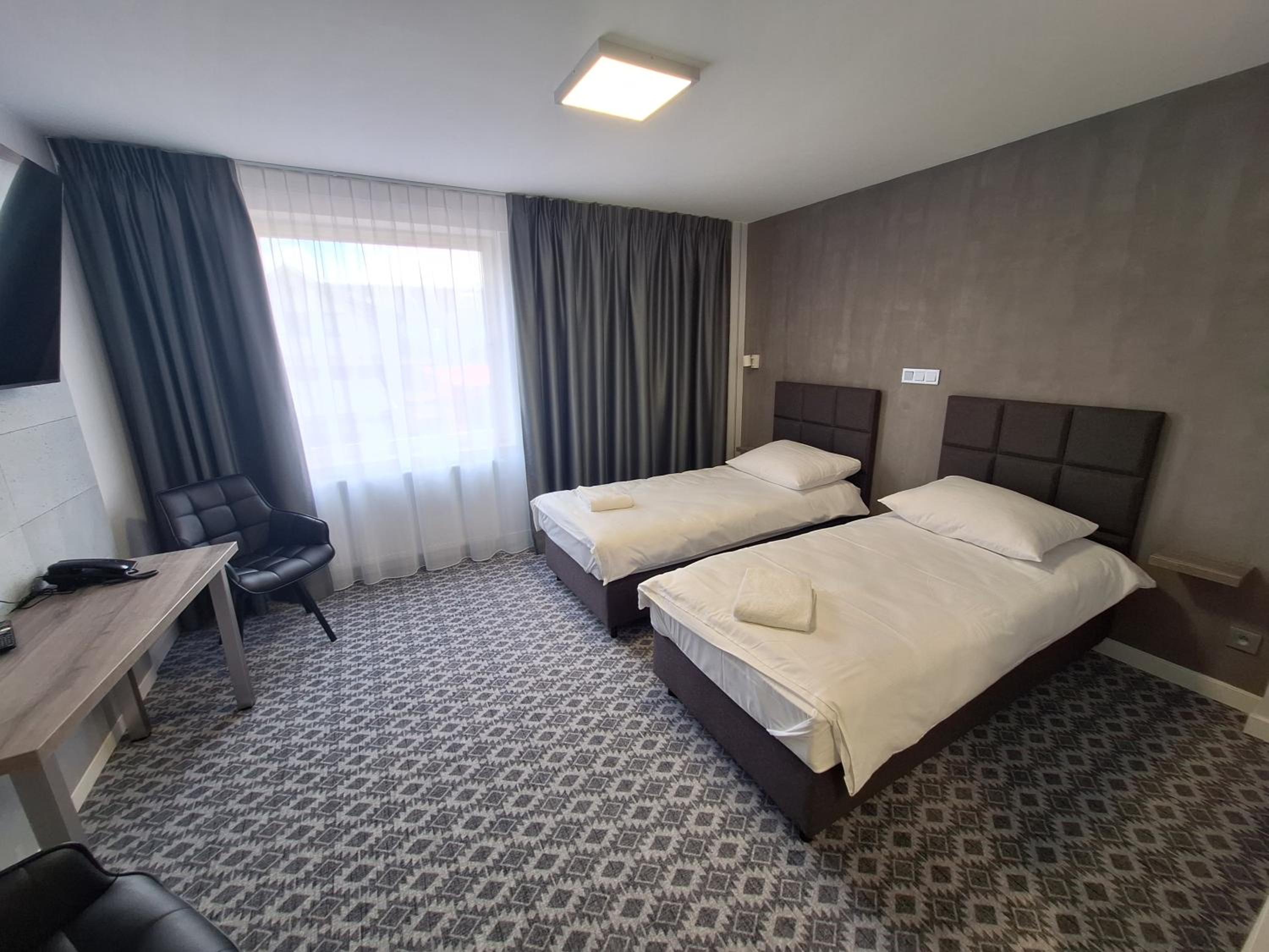 Standard Twin Room - Photo 1