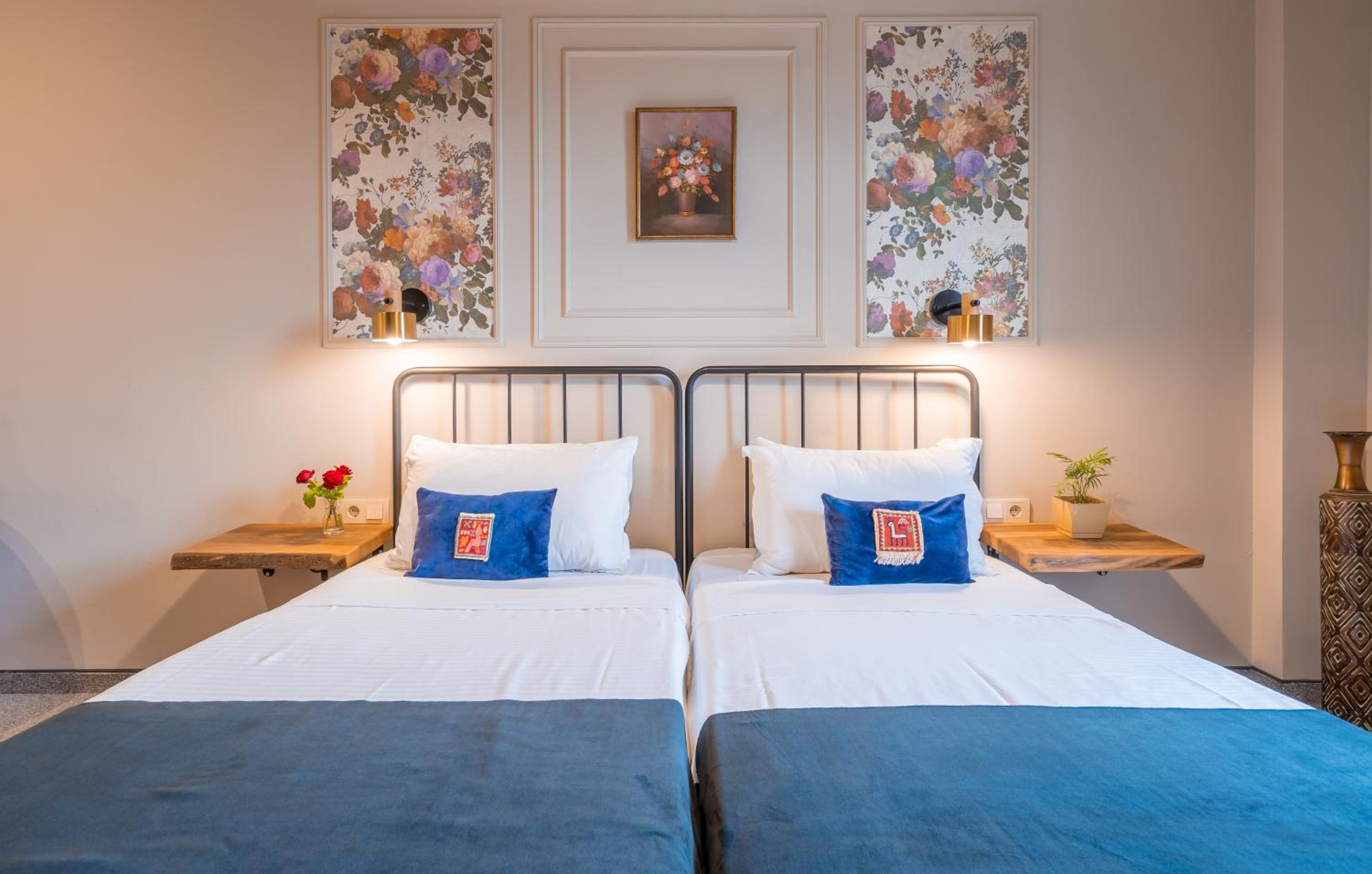 Twin Room with Balcony - Photo 8