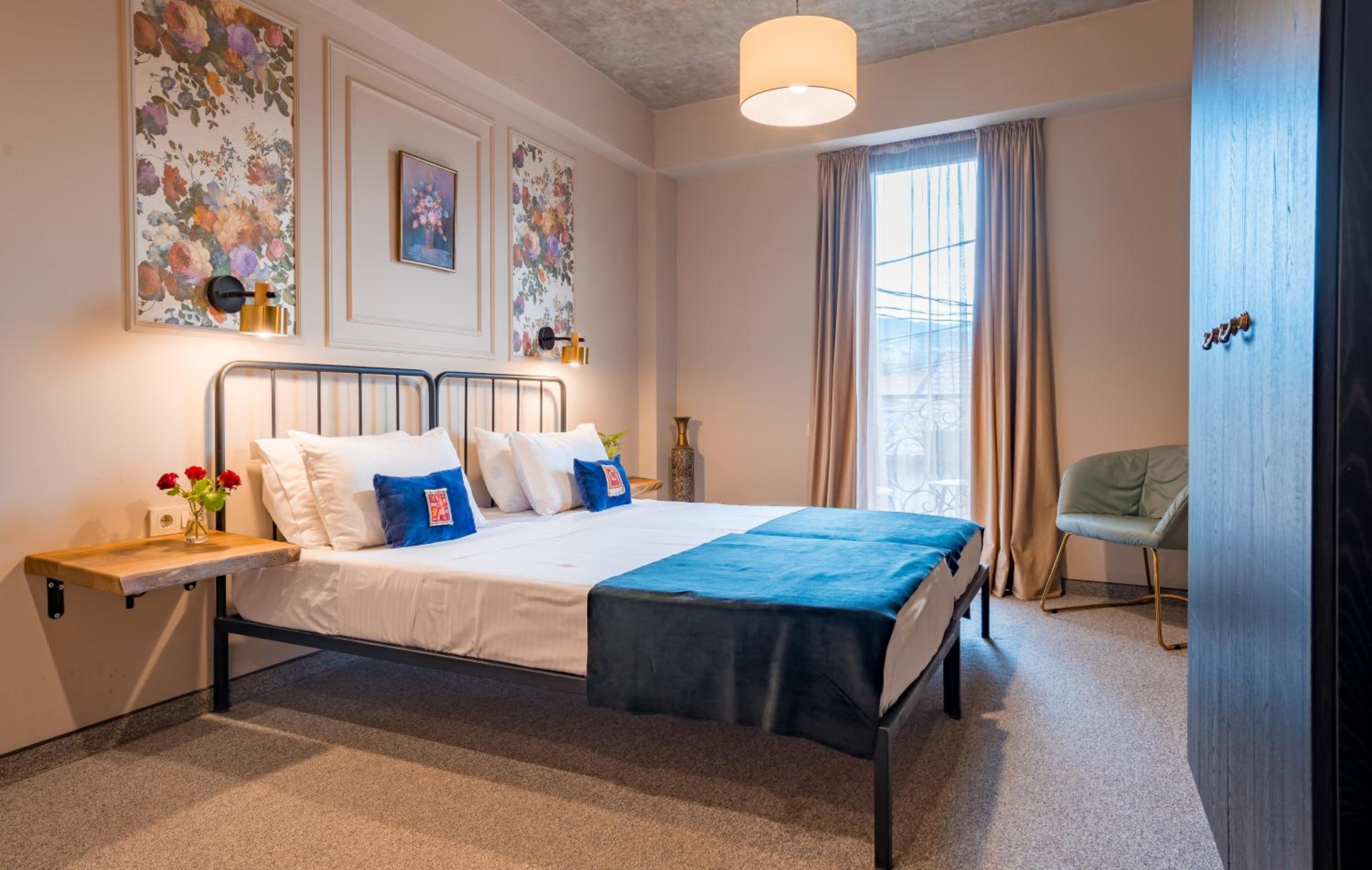 Twin Room with Balcony - Photo 11