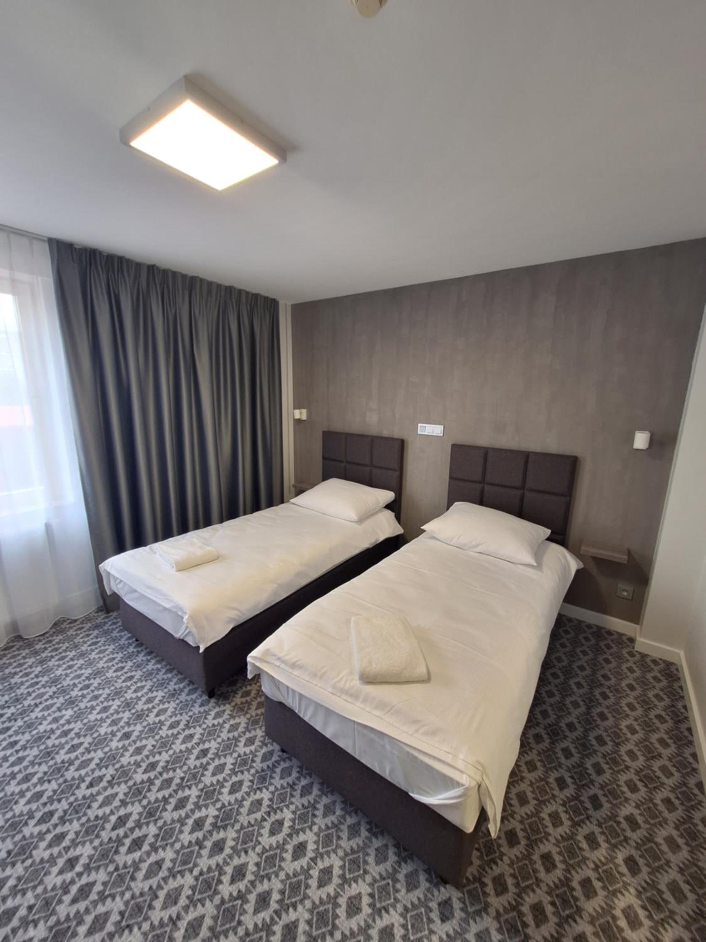 Standard Twin Room - Photo 3